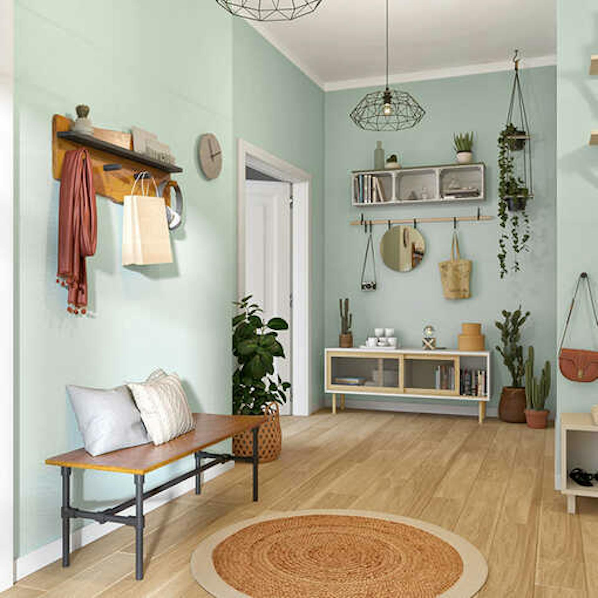 Ein heller Flur mit Holzparkett, in dem vorne Bank Rohrberta und im hinteren Bereich Sideboard Jona stehen.