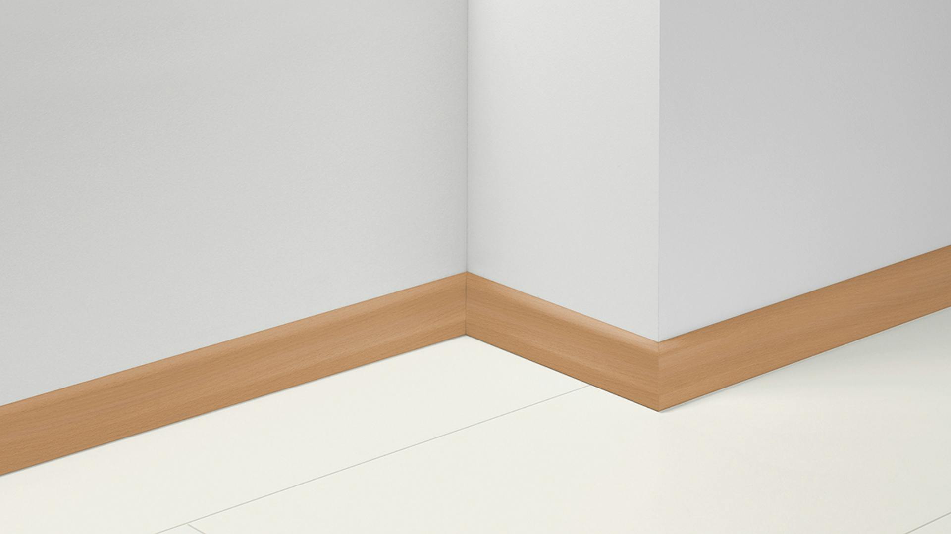 Weiße Wand mit brauner Sockelleiste