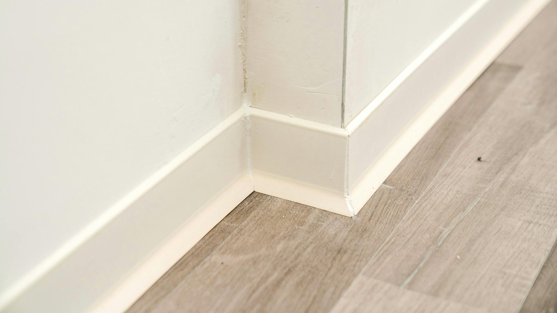 Weiße Wand mit weißer Sockelleiste