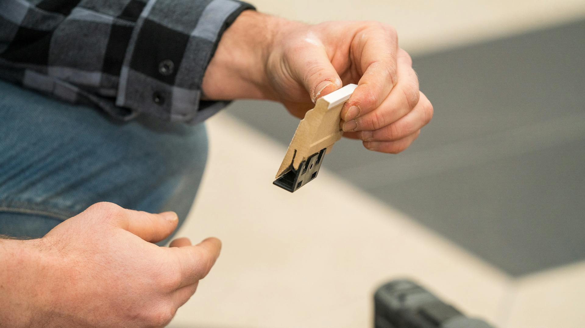 Leistenclips für die Fußleiste.