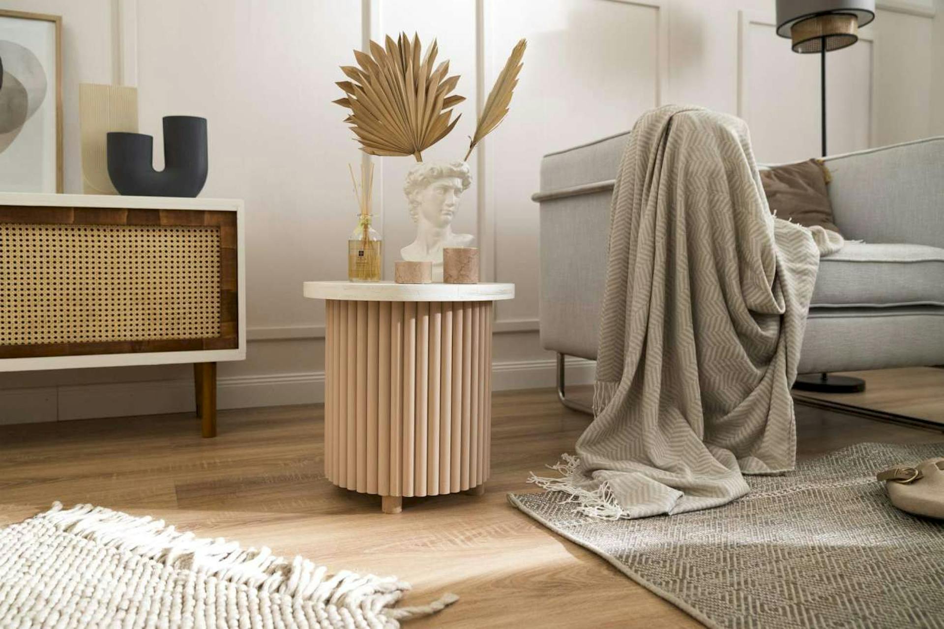 Beistelltisch in hellen Farben mit Lamellen.