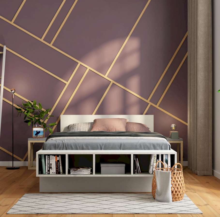 Ein Bett vor einer lilafarbenen Wand, die mit hellen Leisten in geometrischen Mustern verschönert wurde.