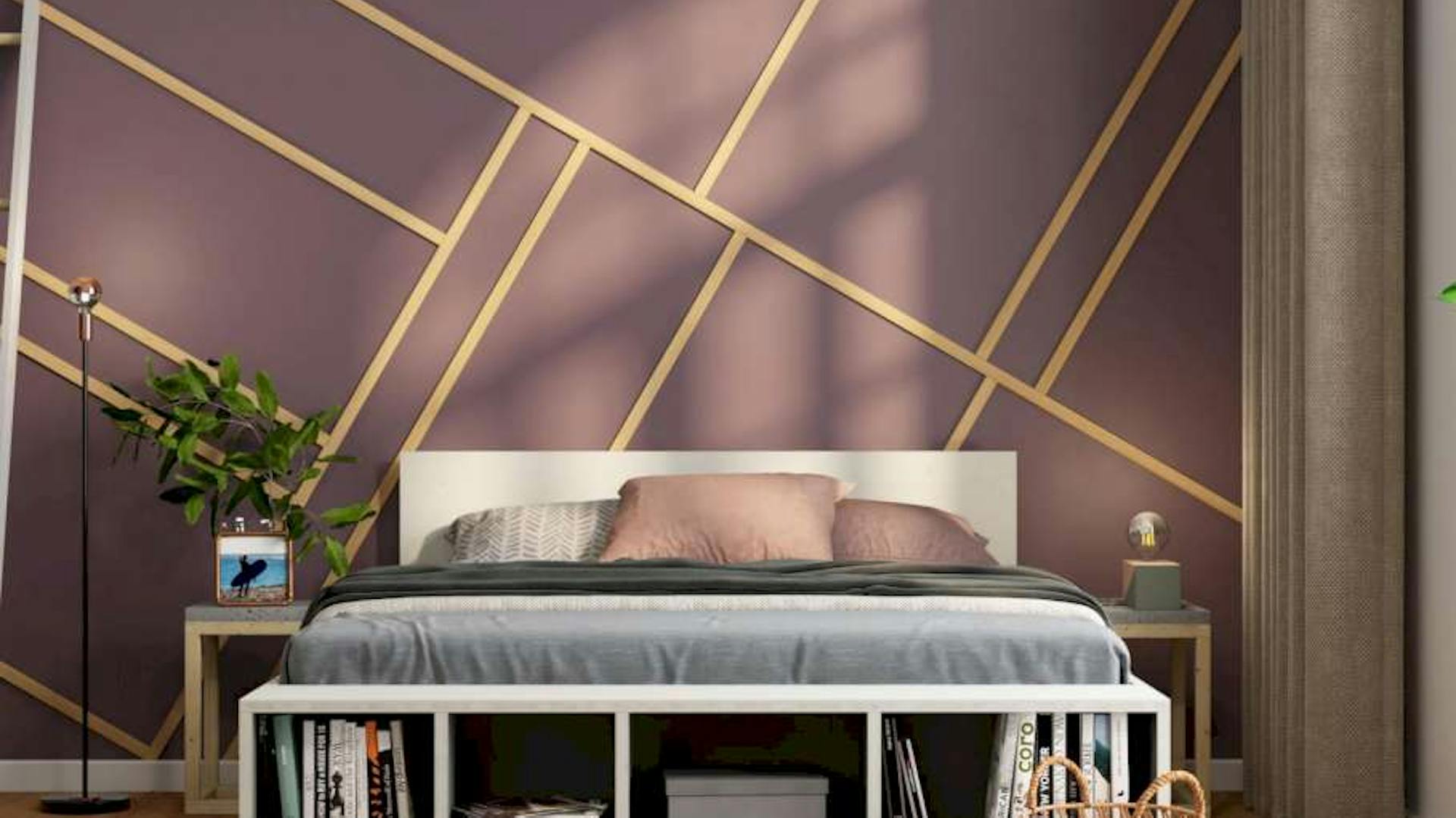 Ein Bett vor einer lilafarbenen Wand, die mit hellen Leisten in geometrischen Mustern verschönert wurde.