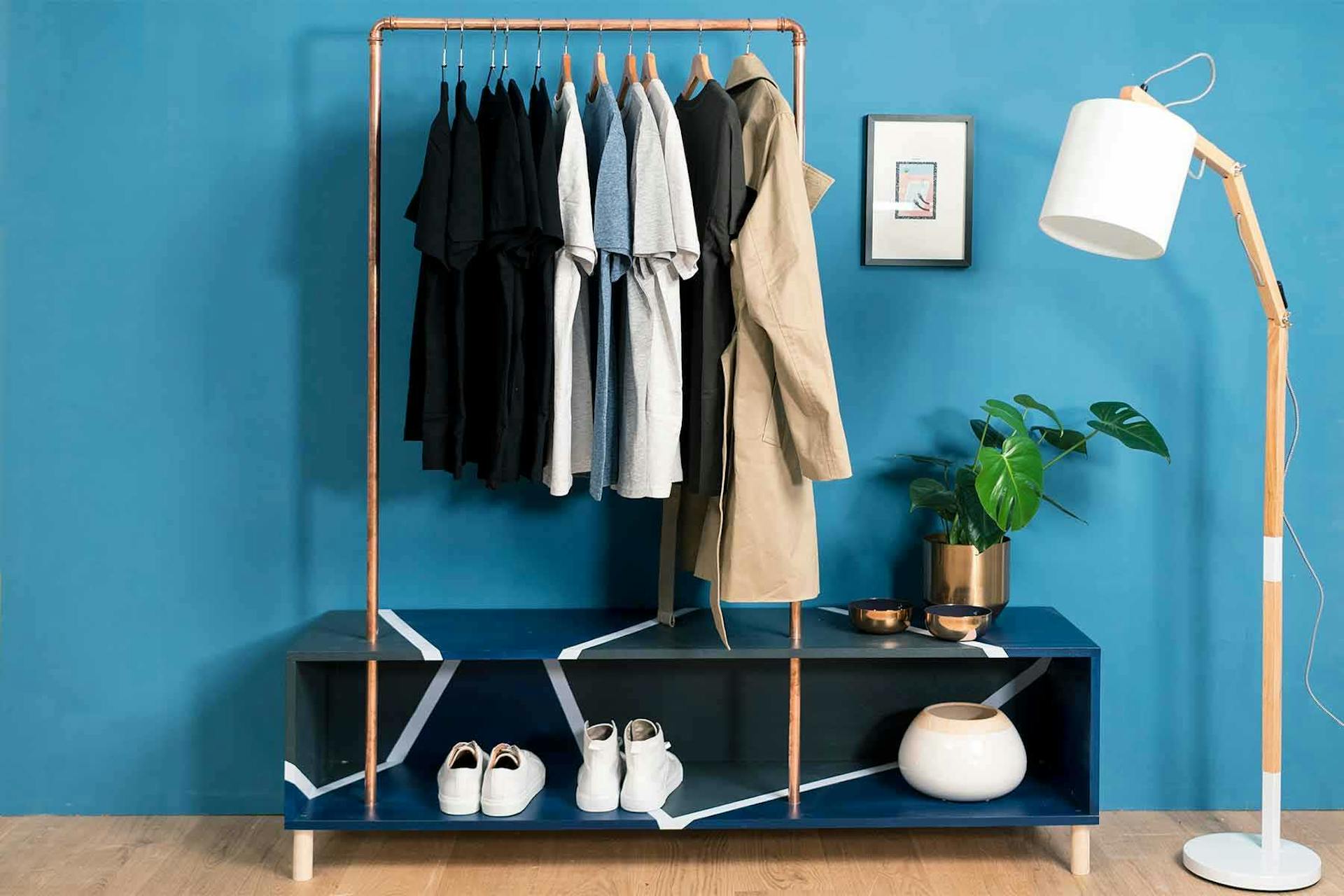 Garderobe Merle steht aufgebaut im Raum und ist mit Schuhen und Jacken bestückt.