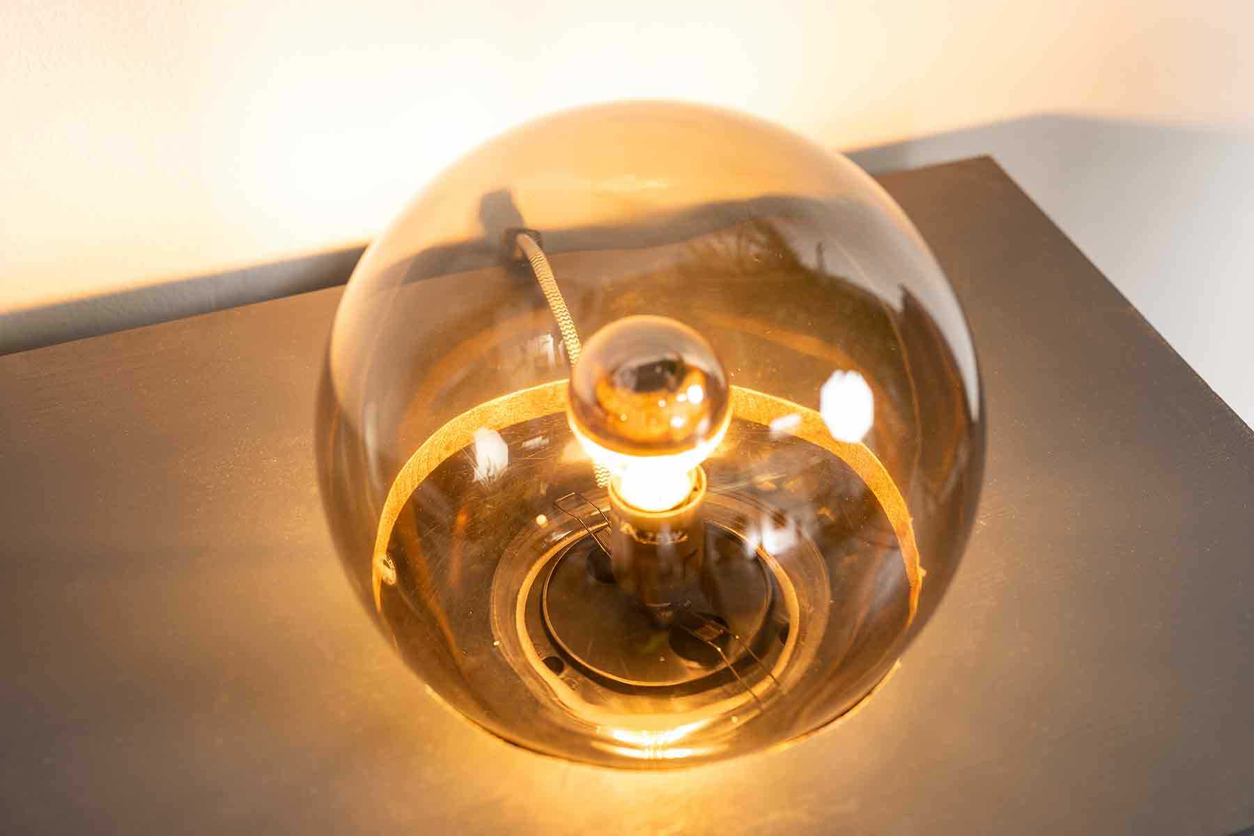 Detailansicht einer runden Dekolampe.