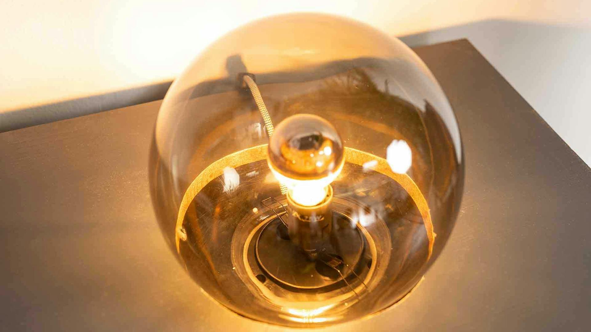Detailansicht einer runden Dekolampe.
