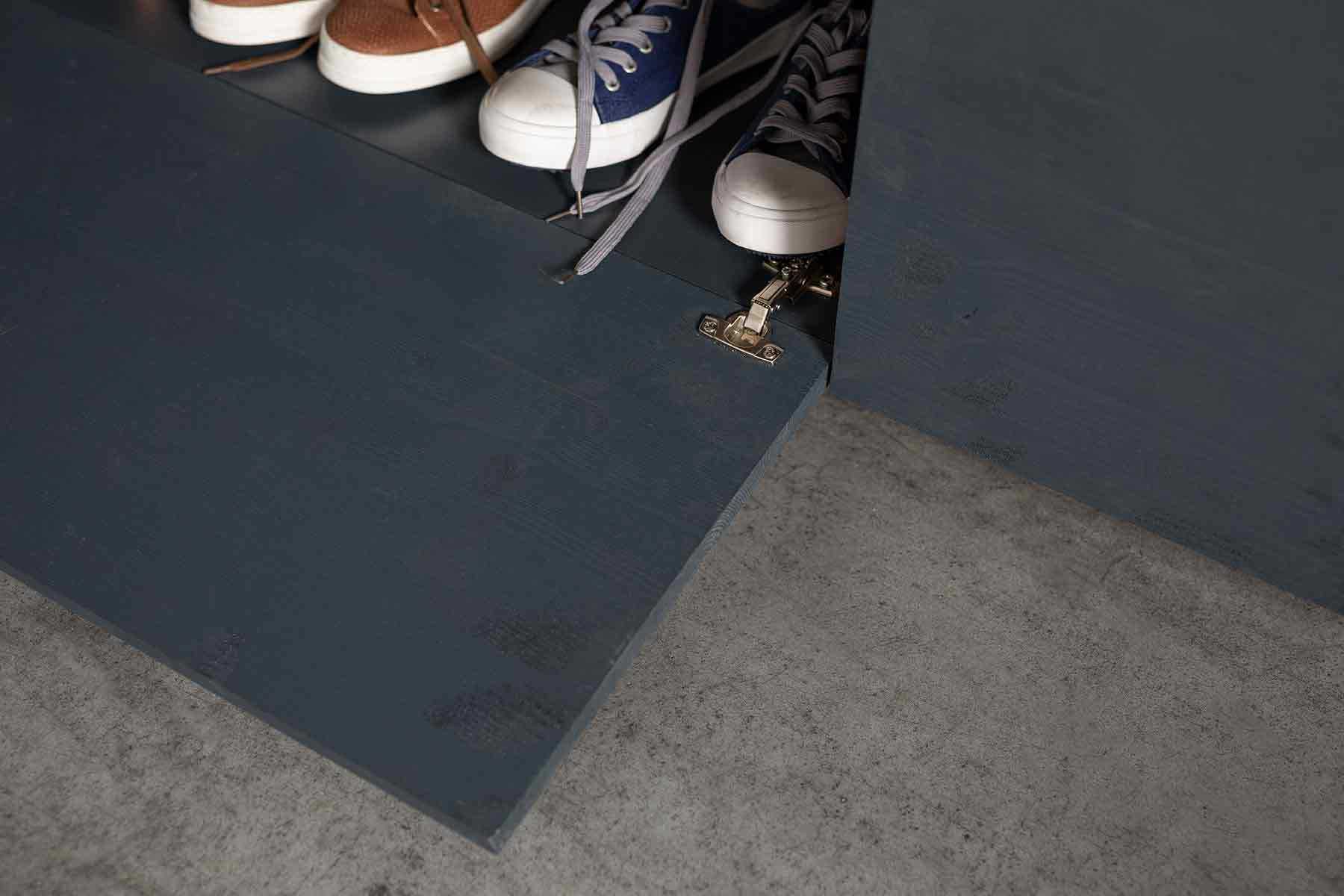 Draufsicht auch offenes Schuhfach der Garderobe Merle.