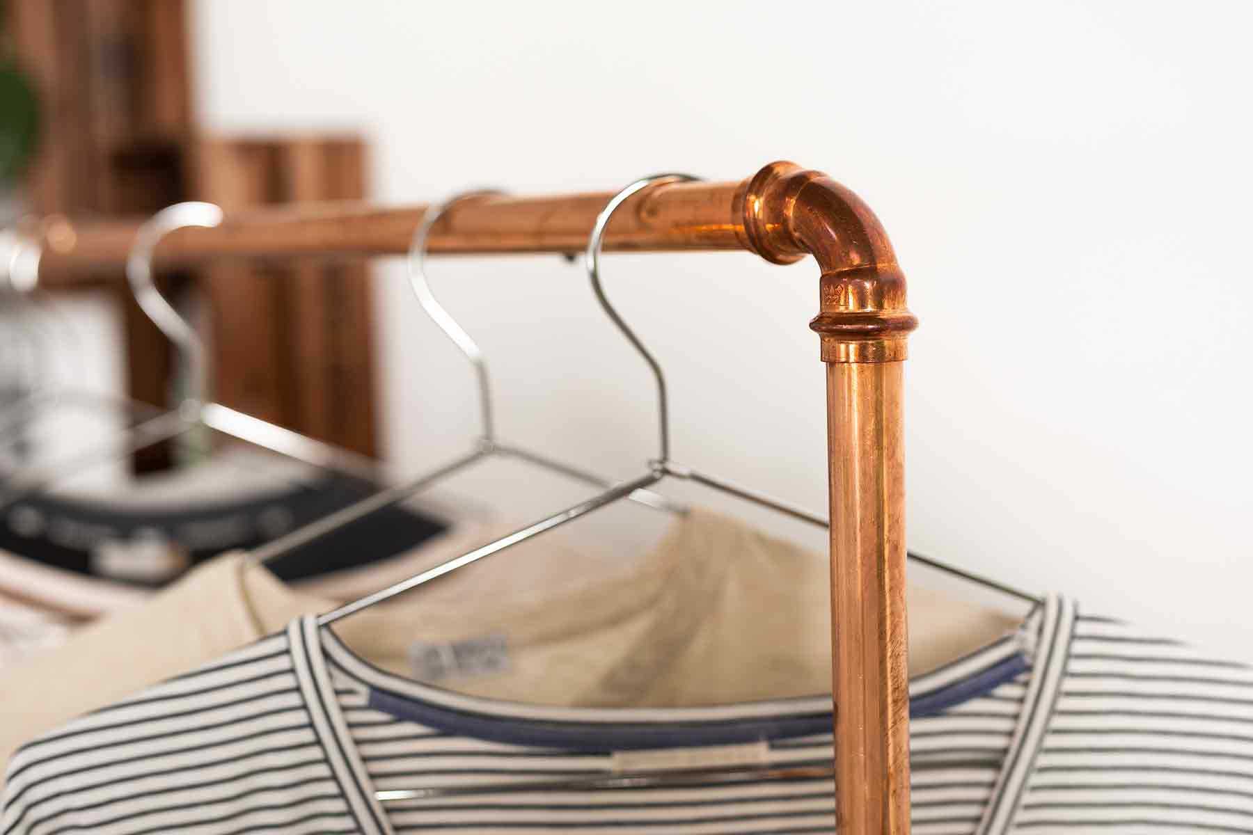 Detailansicht der aus Kupferrohren und Vollholz bestehenden Garderobe Merle.