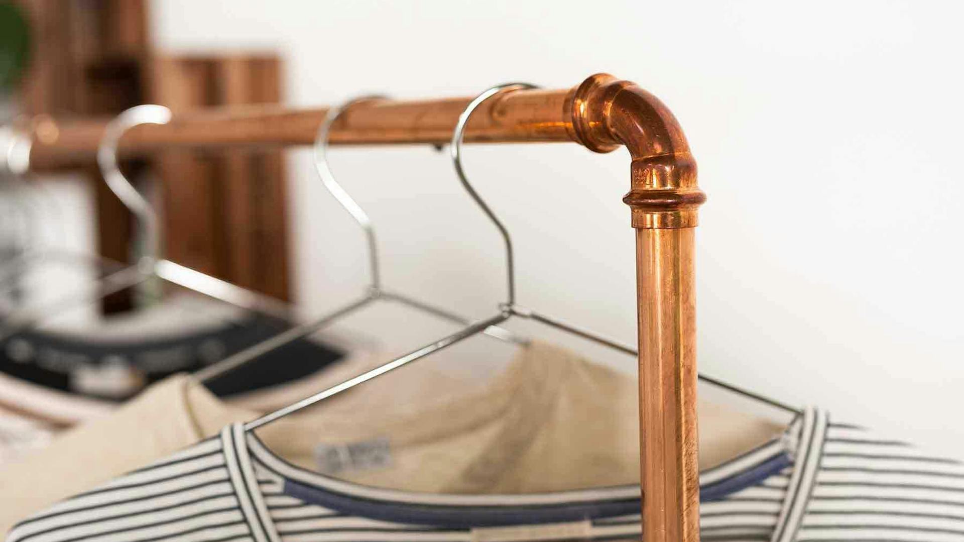 Detailansicht der aus Kupferrohren und Vollholz bestehenden Garderobe Merle.