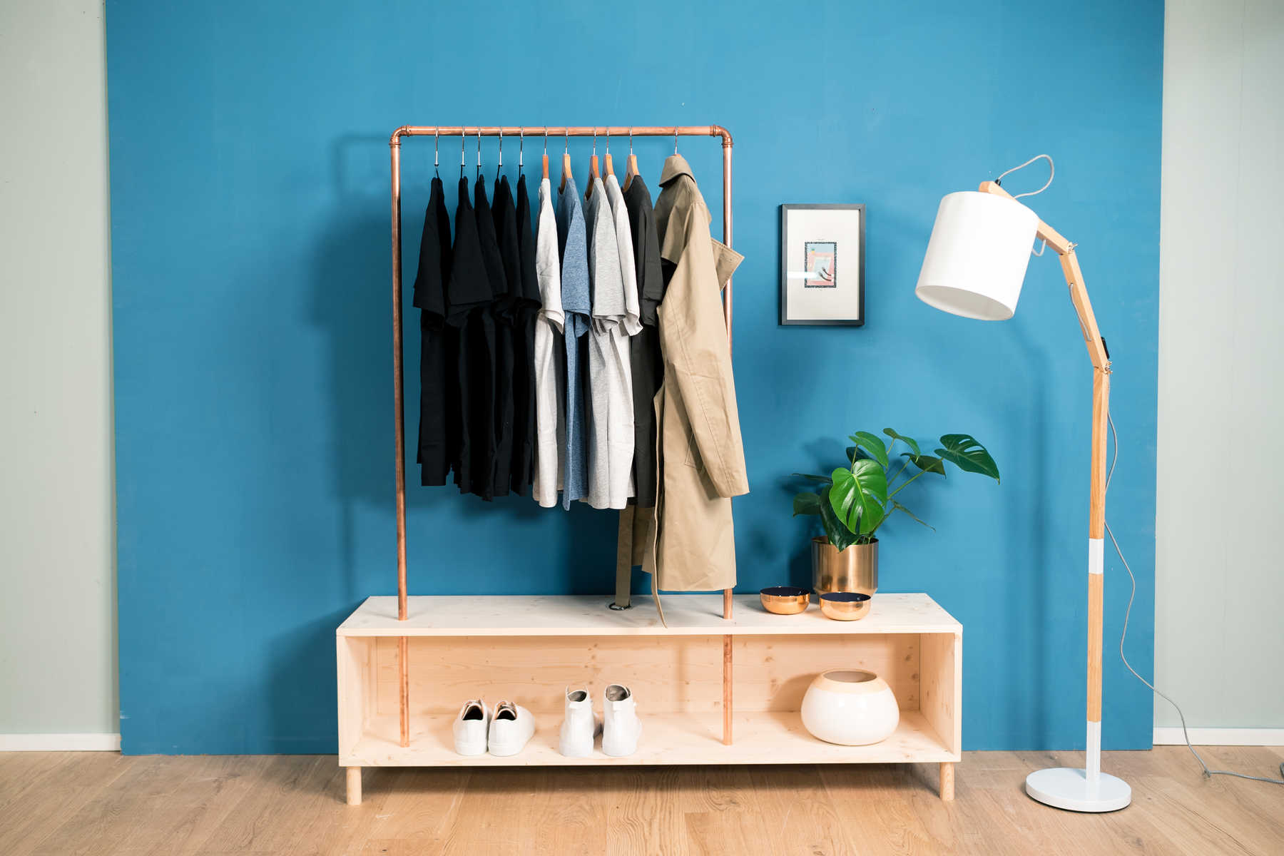 Frontansicht der aus Kupferrohren und Vollholz bestehenden Garderobe Merle in naturfarbe mit viel Stauraum.