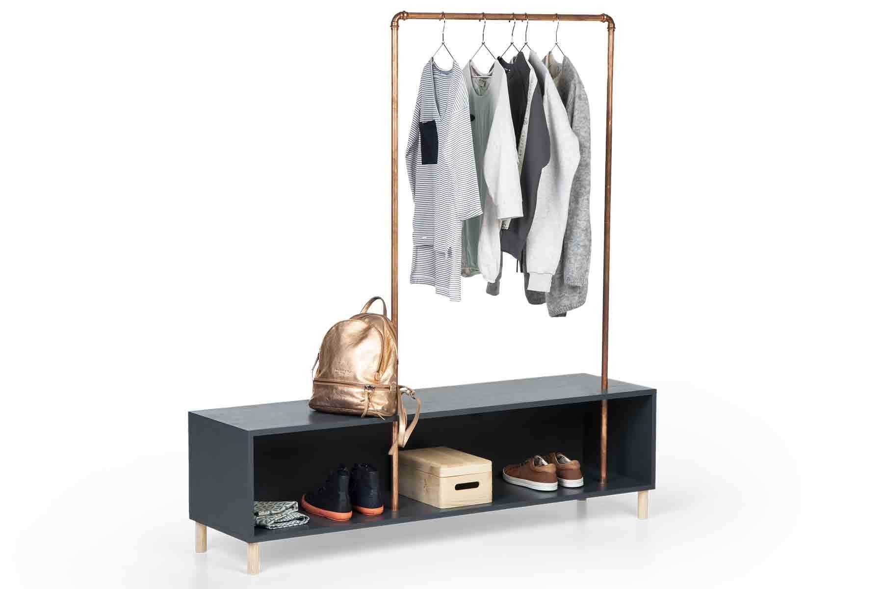 Blick auf die Garderobe Merle aus einer schrägen Ansicht.