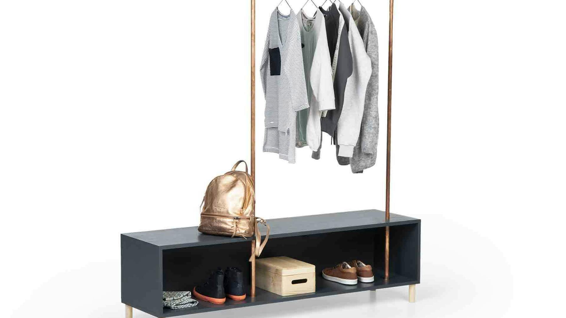 Blick auf die Garderobe Merle aus einer schrägen Ansicht.