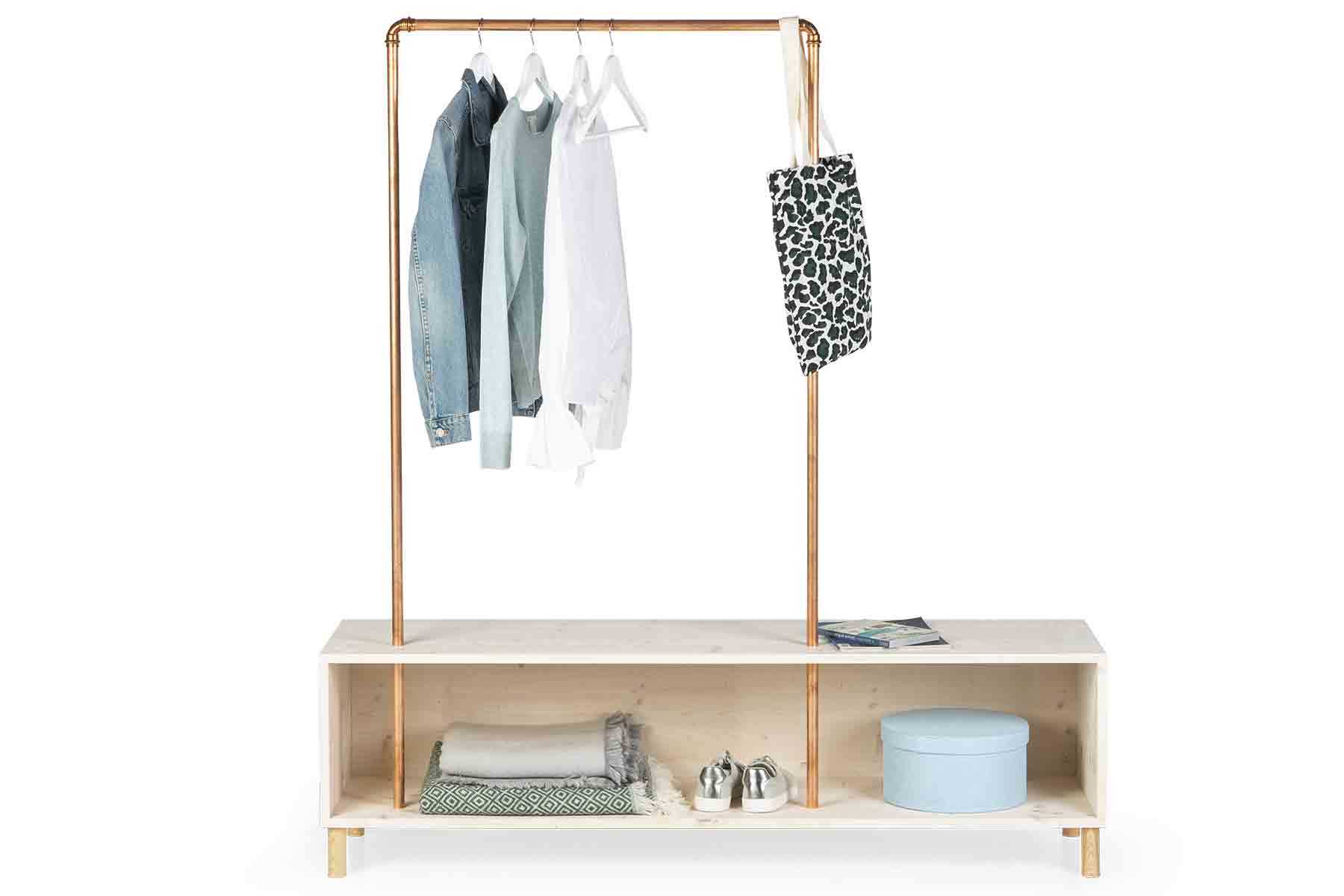 Seitliche Ansicht auf Garderobe Merle in heller Ausführung.