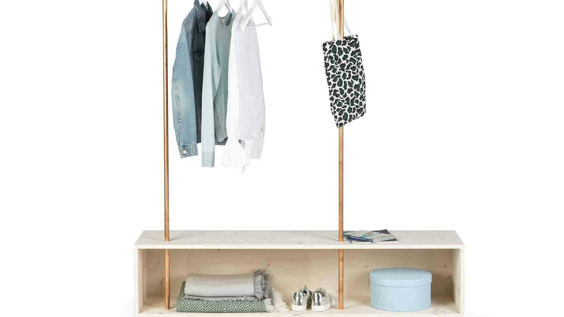 Seitliche Ansicht auf Garderobe Merle in heller Ausführung.