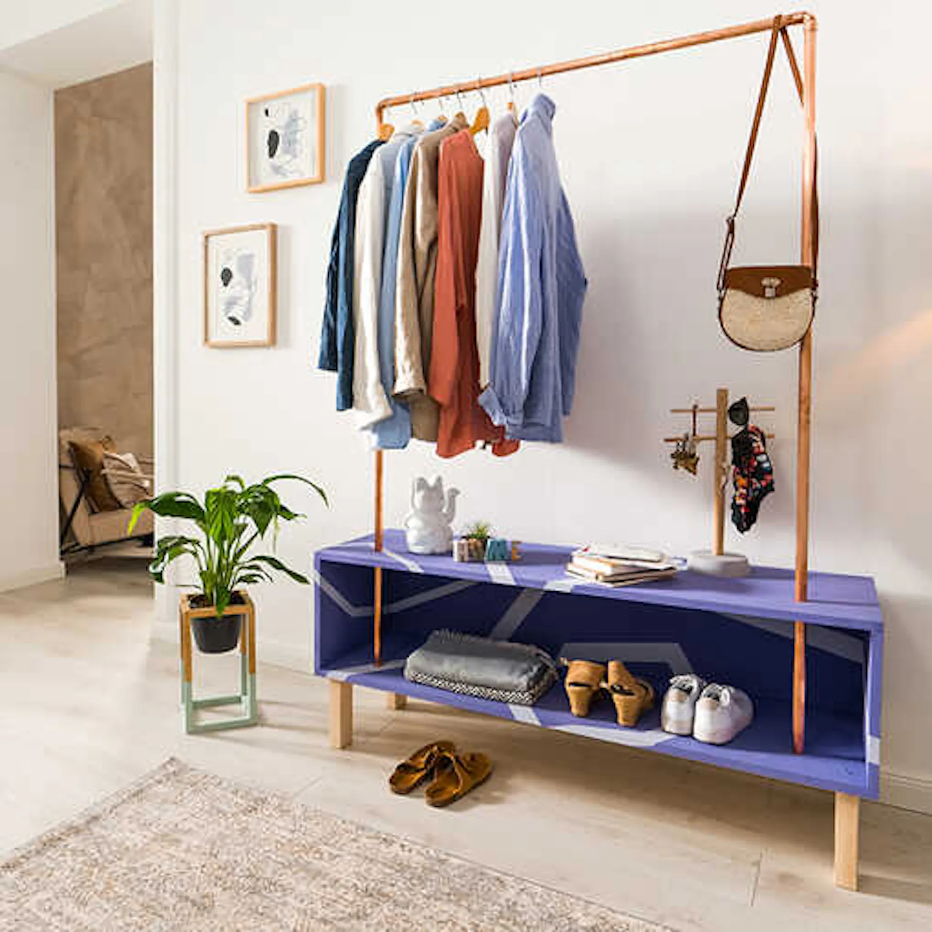 Vorzimmer mit DIY-Garderobe in kräftigen Farben