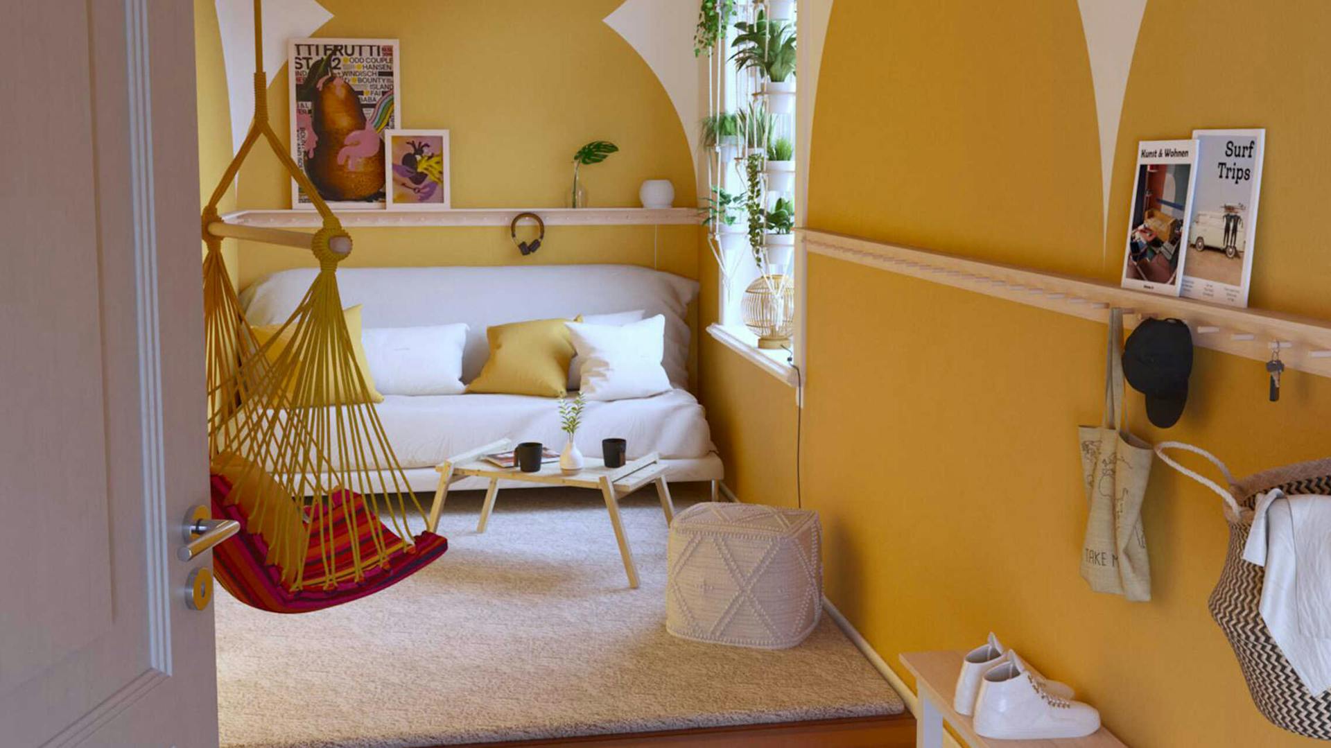 In einem gelb gestalteten Raum steht an der hinteren Wand eine helle Couch mit weißen und gelben Kissen. Davor sind Couchtisch Philip und ein weißer Pouf platziert und ein Hängesessel angebracht.