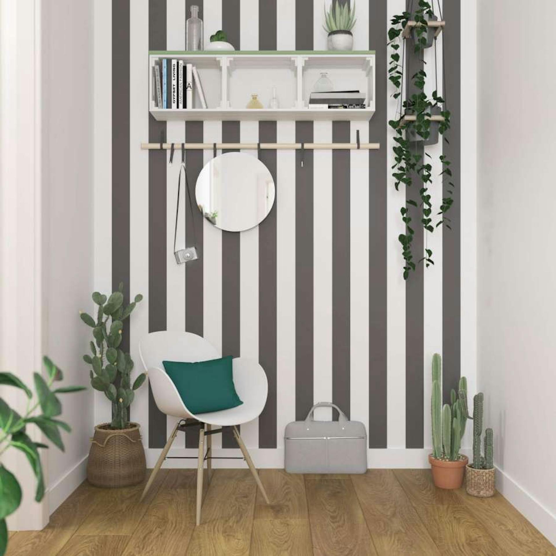 An einer schwarz-weiß gestreiften Wand wurde ein Regal, eine Blumenampel und eine Garderobenleiste mit Spiegel angebracht. Davor stehen ein Stuhl und weitere Pflanzen.