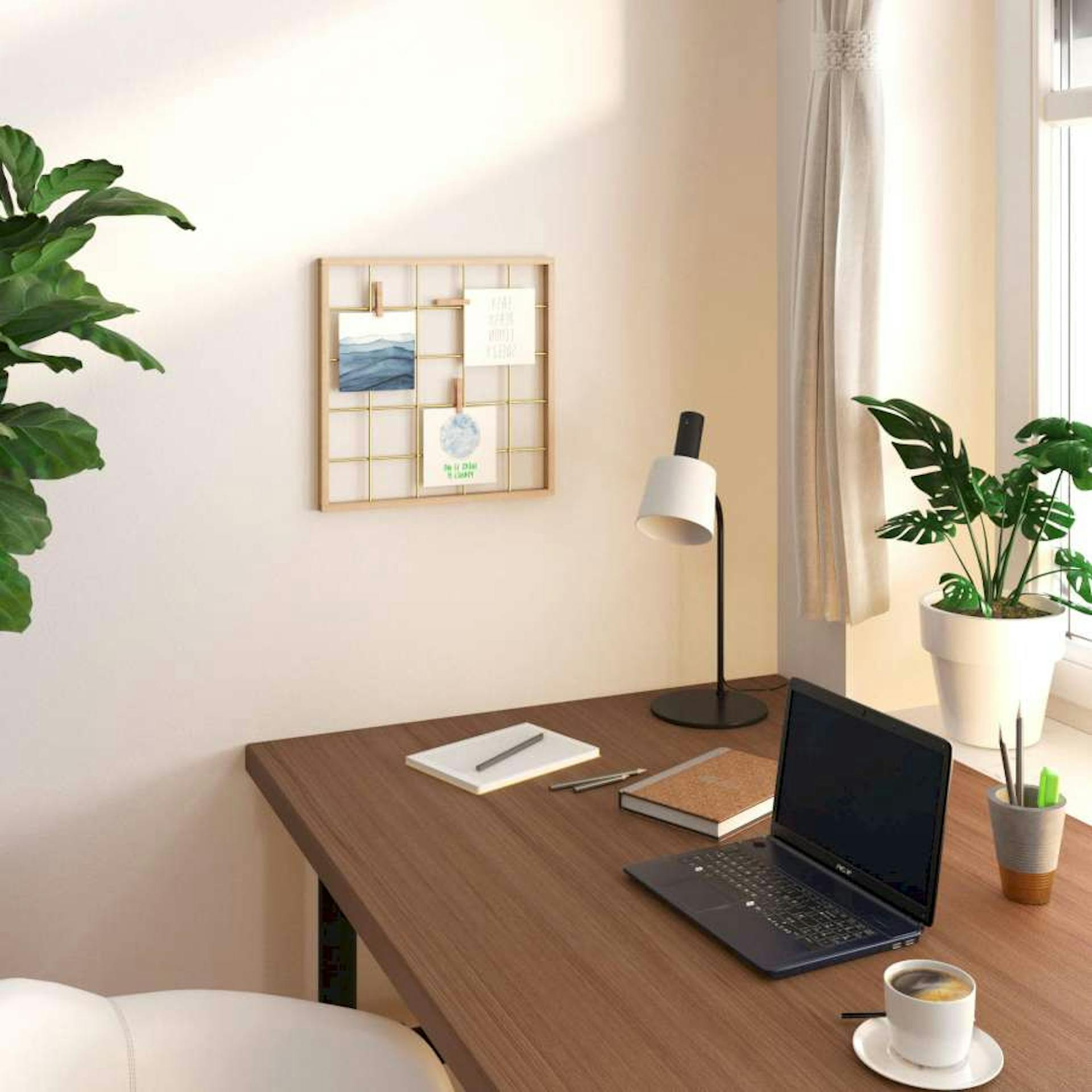 Arbeitsplatz mit einem dekorativen Rahmen aus Messing an der Wand.