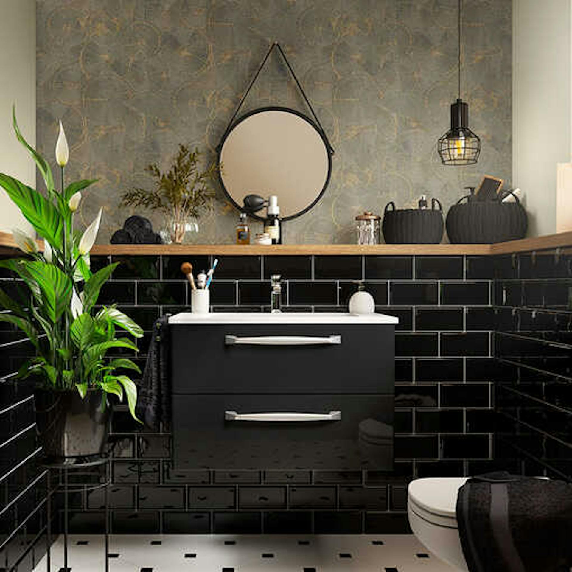 Ein Waschbecken mit schwarzen Schubladen hängt zentriert an einer Wand, die bis zur Hälfte mit schwarzen Metrofliesen bedeckt ist und im oberen Teil eine grafische Tapete als Wandgestaltung nutzt.