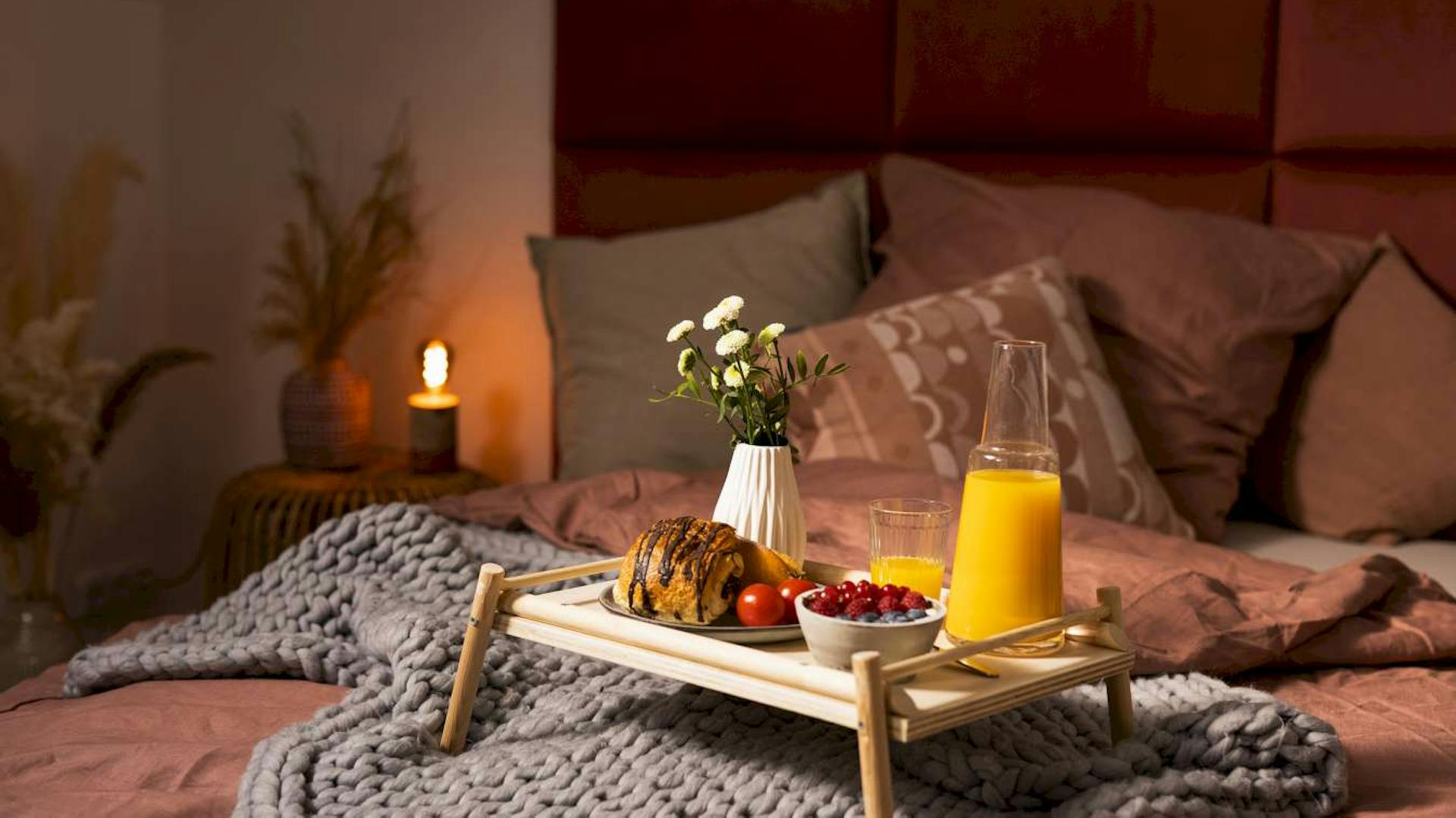 Tabletttisch mit Frühstück im Bett.