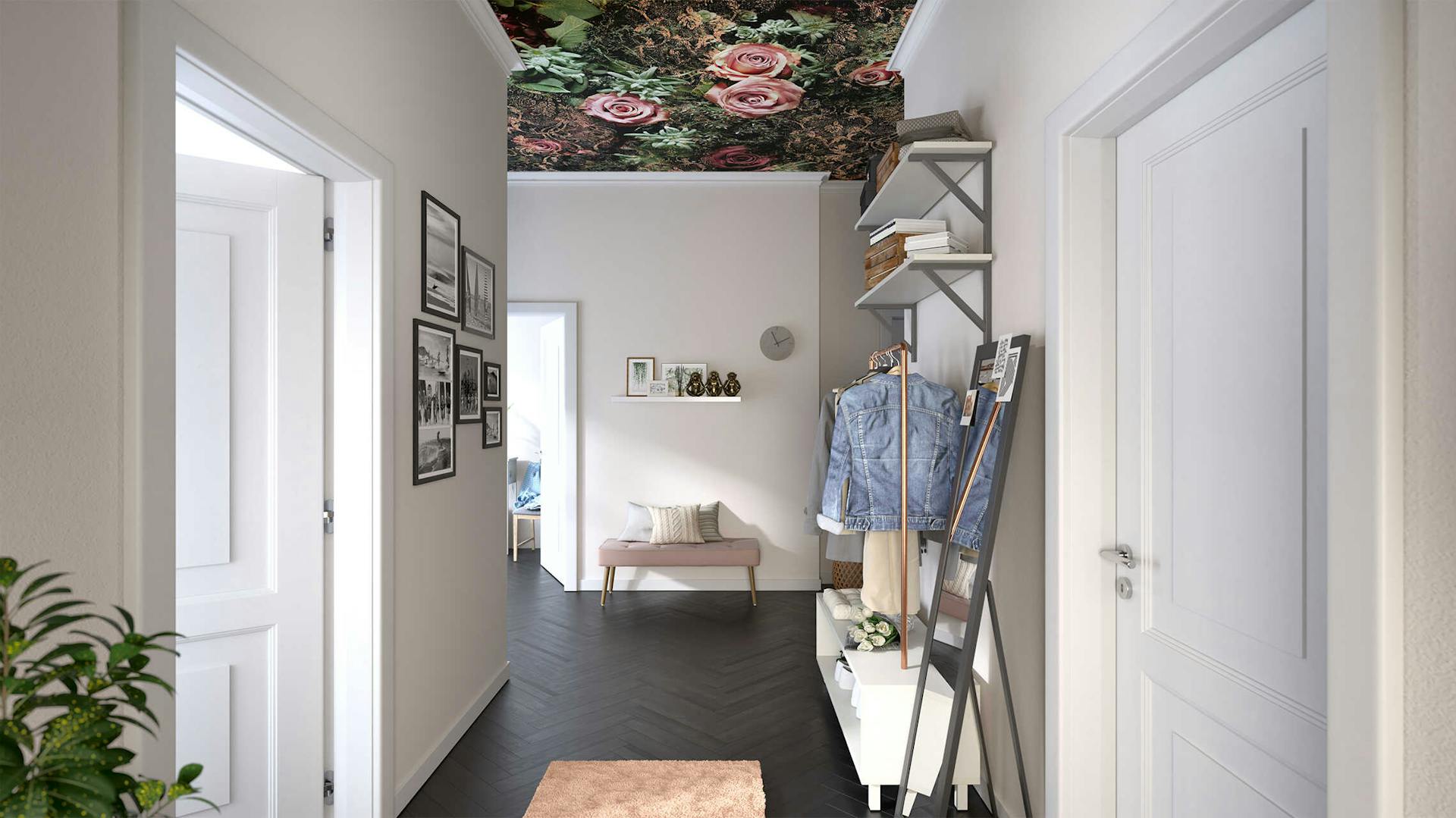 Ein heller Flur mit dunklem Parkett, hellen Wänden und einer Decke, die mit einer Tapete mit Rosenmotiv verkleidet ist.