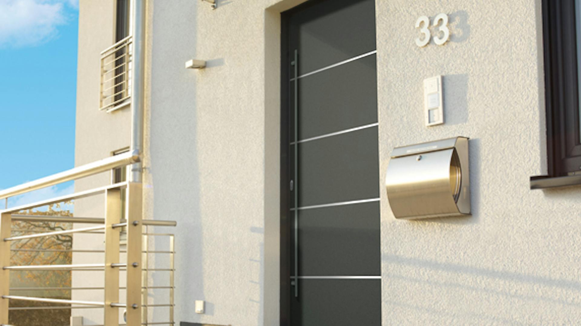 Dunkle Haustür aus Aluminium