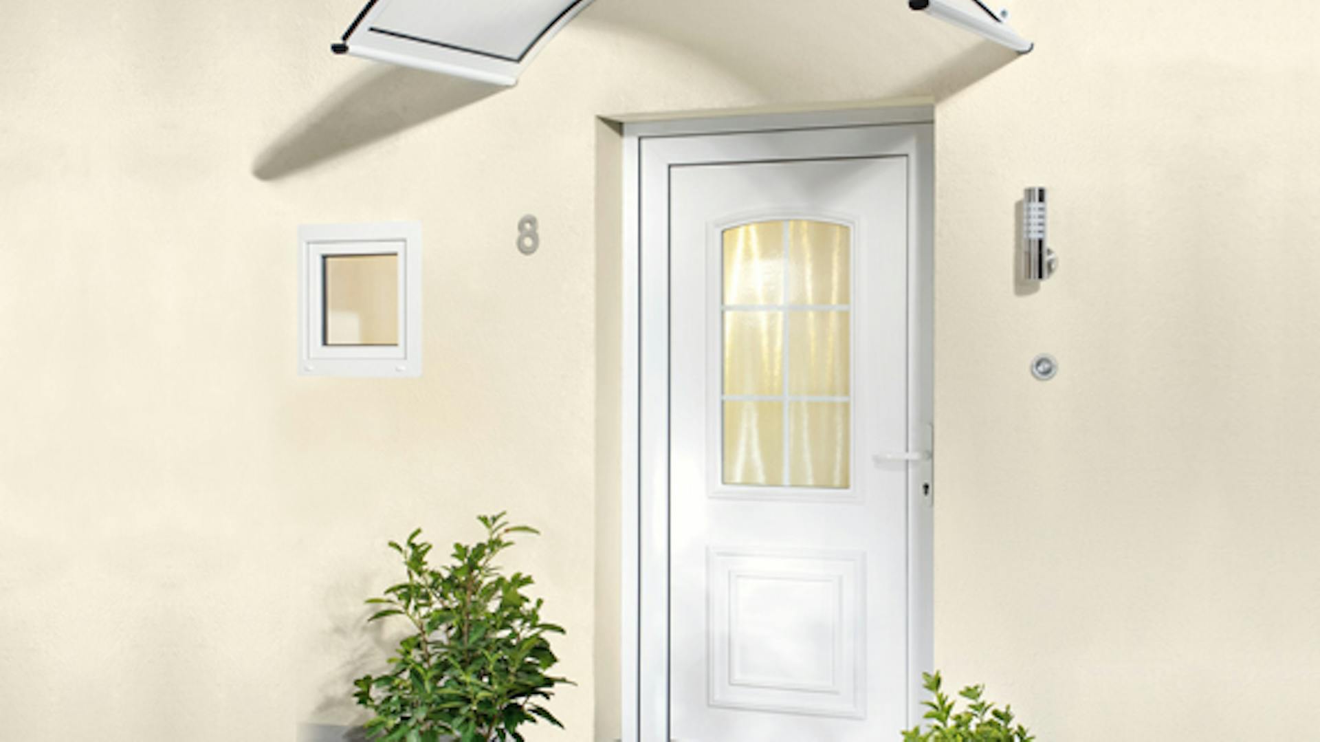 Weiße Haustür mit Glaseinsatz