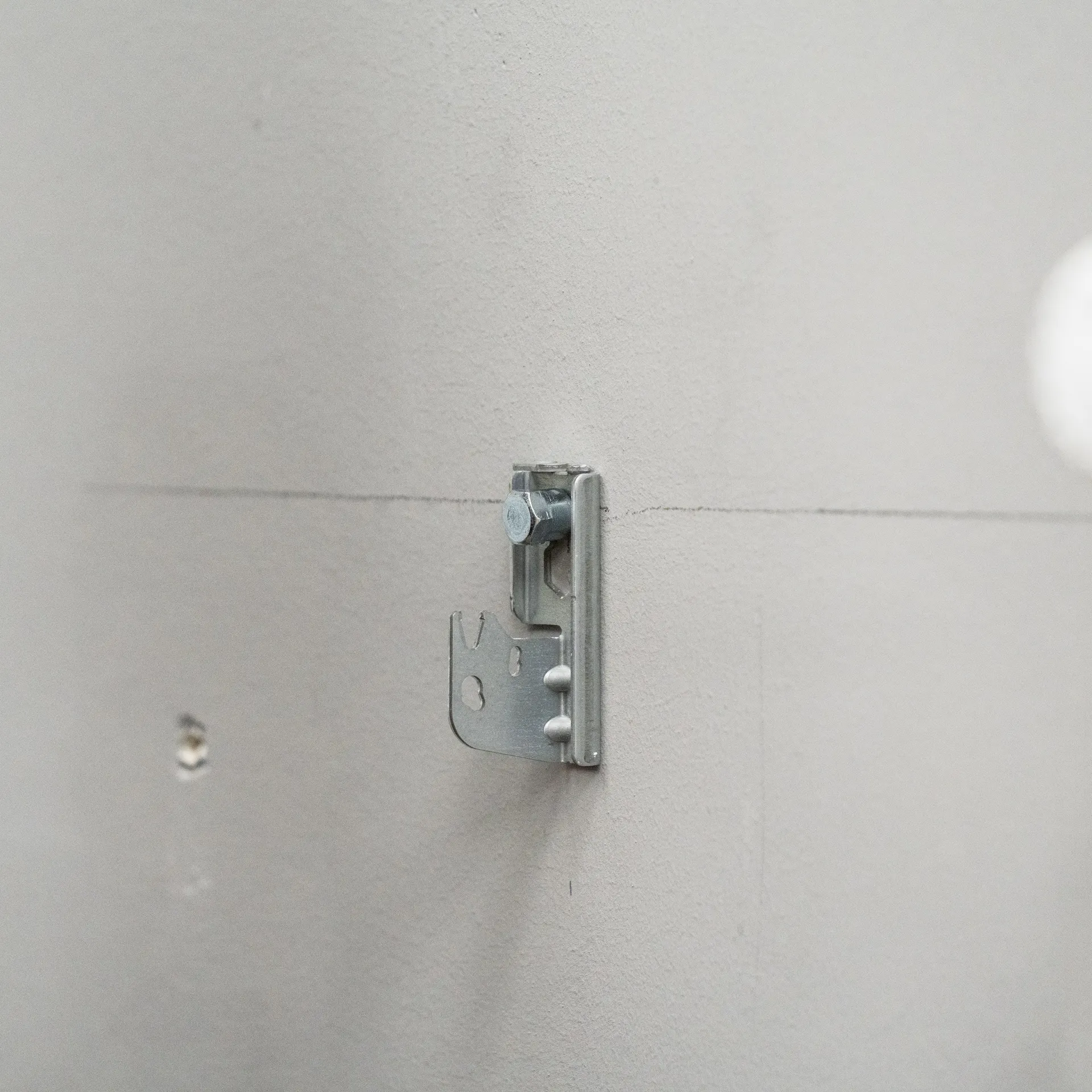 Halterung eines Heizkörpers wurde an die Wand angebracht.