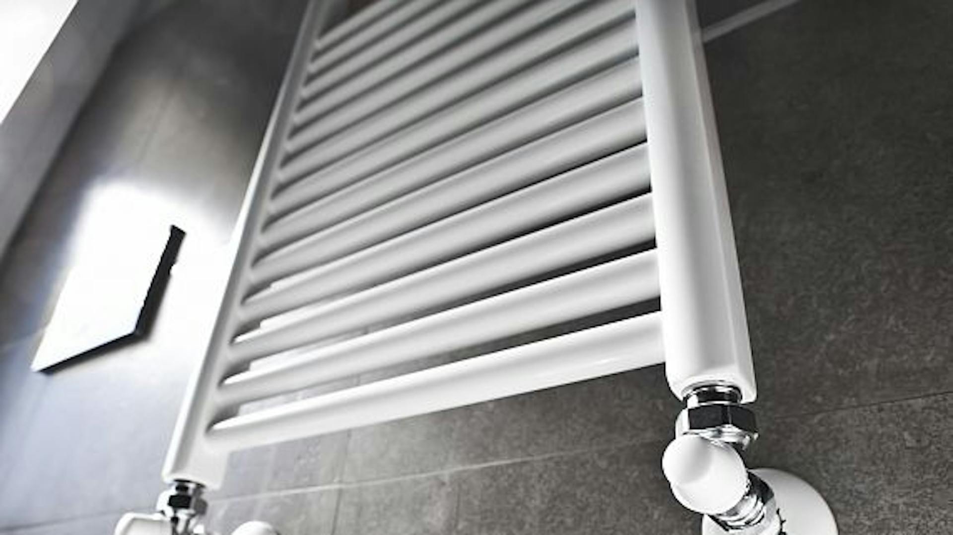 Vista di un radiatore da bagno a parete dal basso