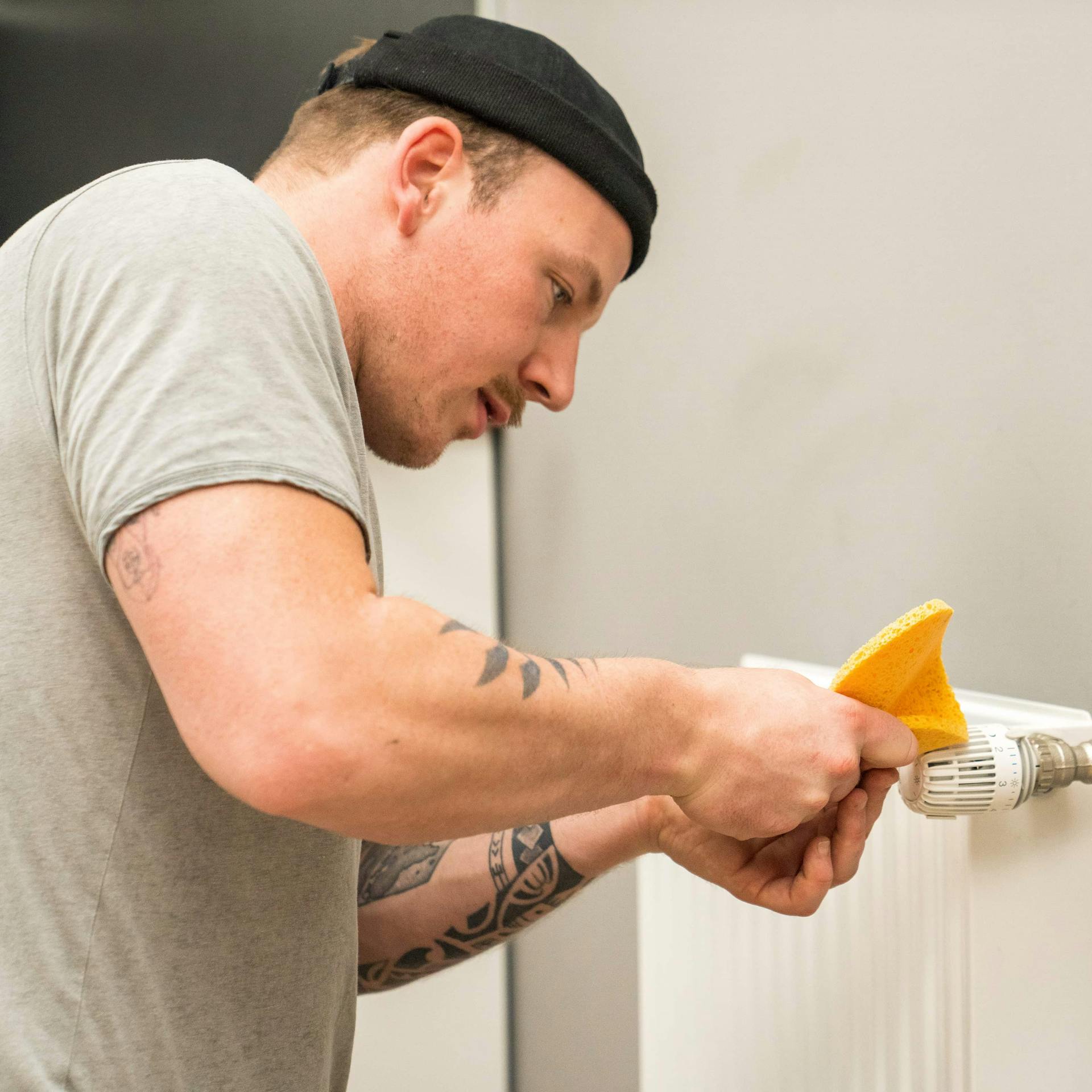 Ezermester kívülről tisztítja a fűtőtestet.