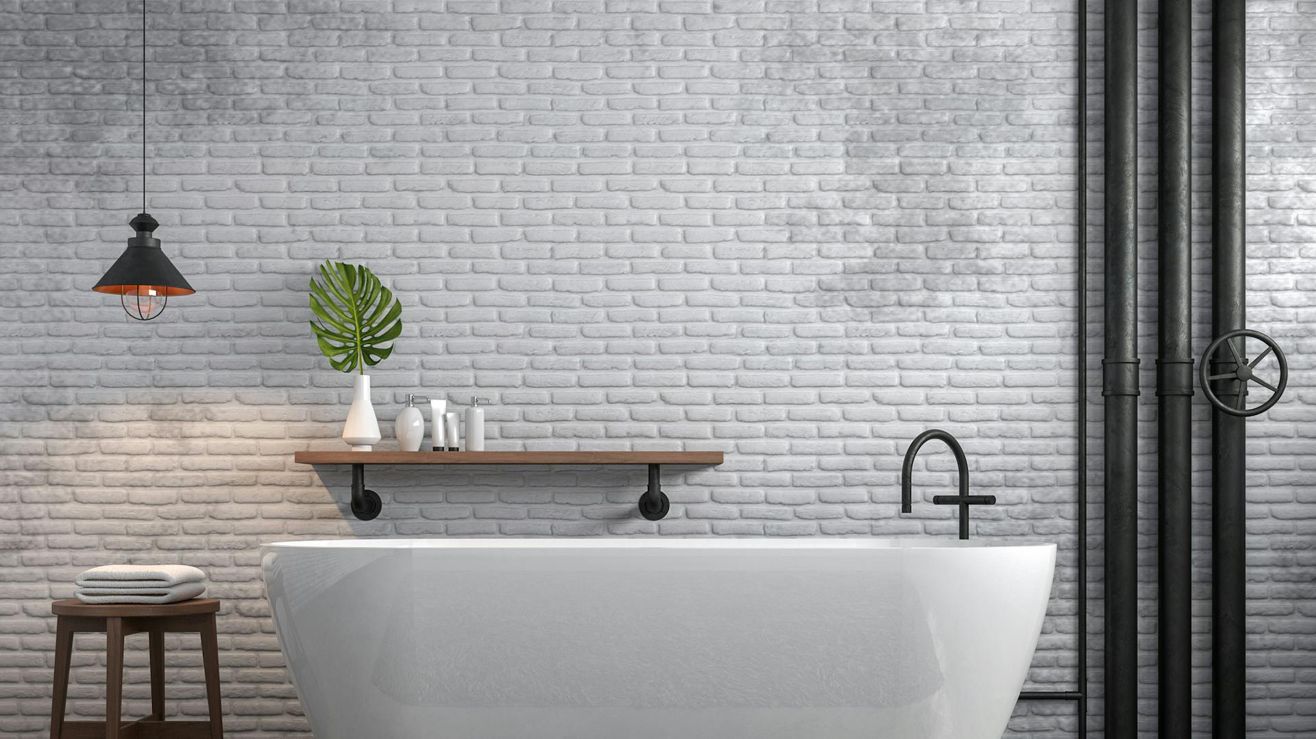 Vasca con tubi di riscaldamento esterni in un bagno moderno