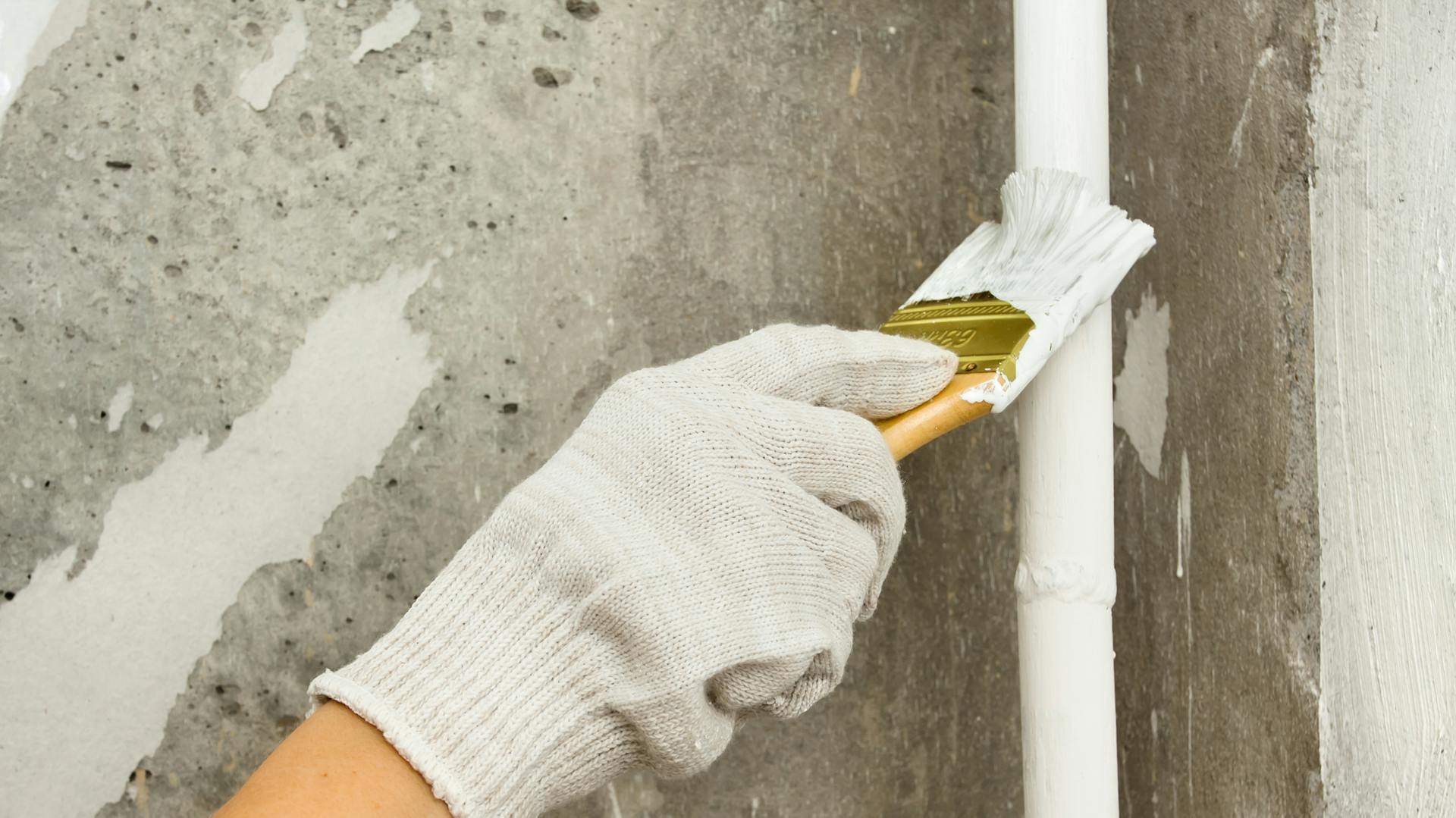 Il tubo di riscaldamento è verniciato di bianco.