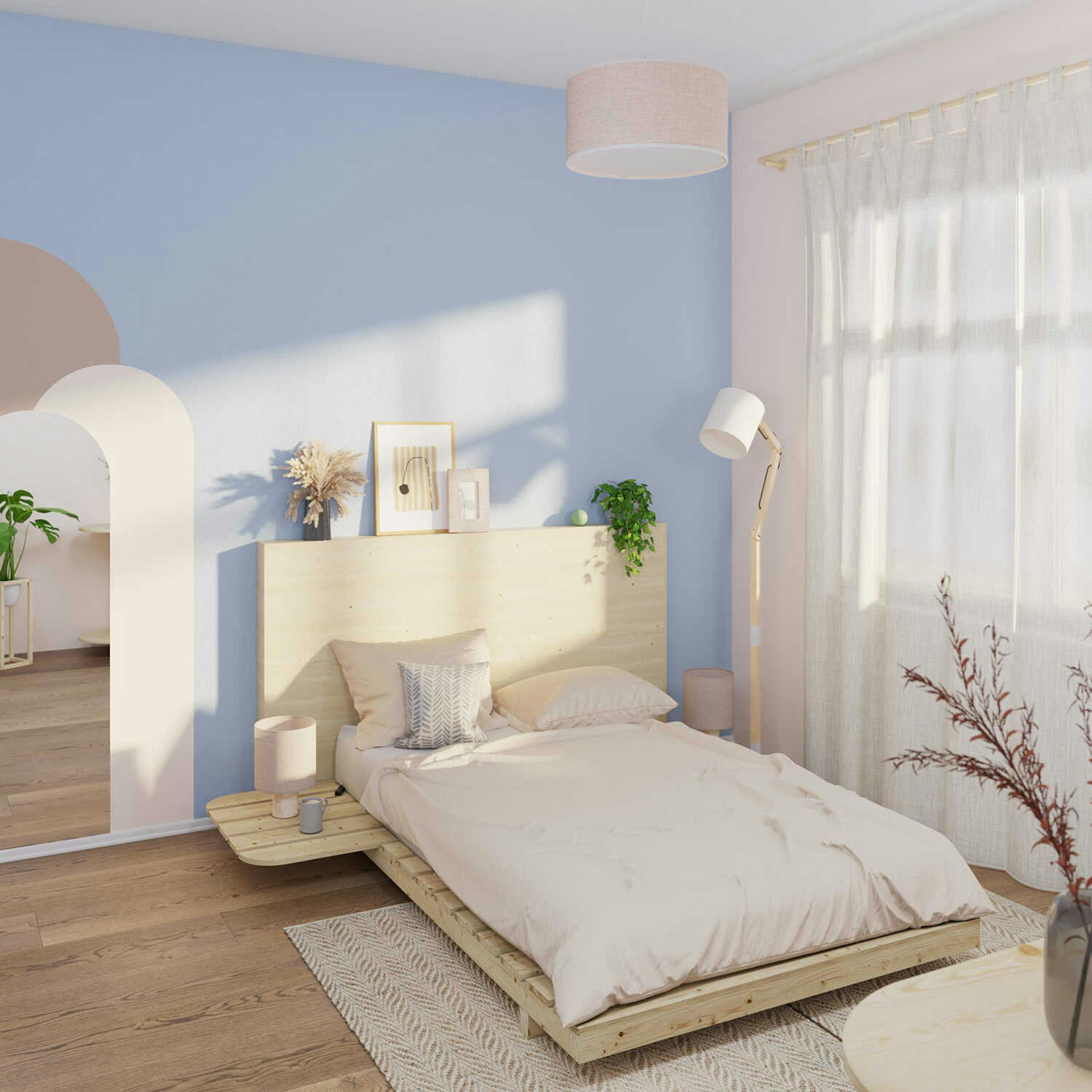 Ein niedriges Bett aus hellem Holz, das vor eine hellblauen Wand steht.