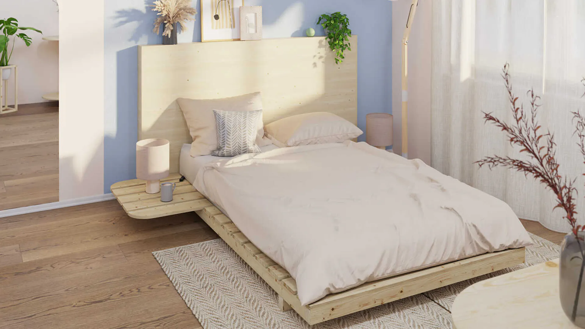 Bett Ferdinand in einem hellen Schlafzimmer in bläulichen Tönen mit verschiedenen Pflanzen und Dekorationen.