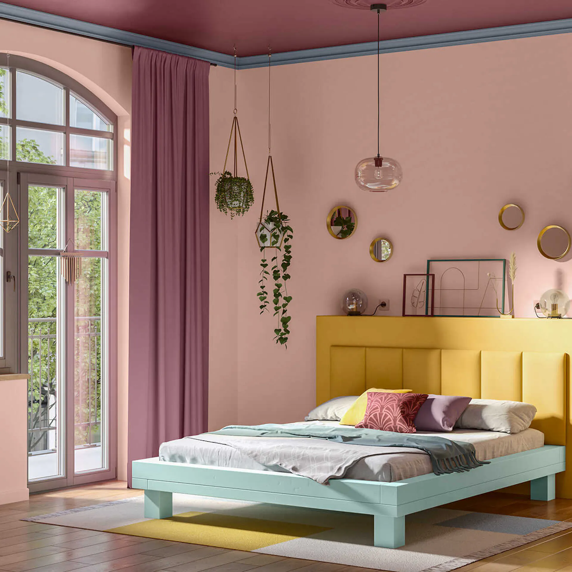 Bett Ludwig, wo eine schmale gelbe Konsole am Kopfende liegt, steht in einem farbenfrohen Raum, wessen Decke magenta rot gestrichen worden ist.
