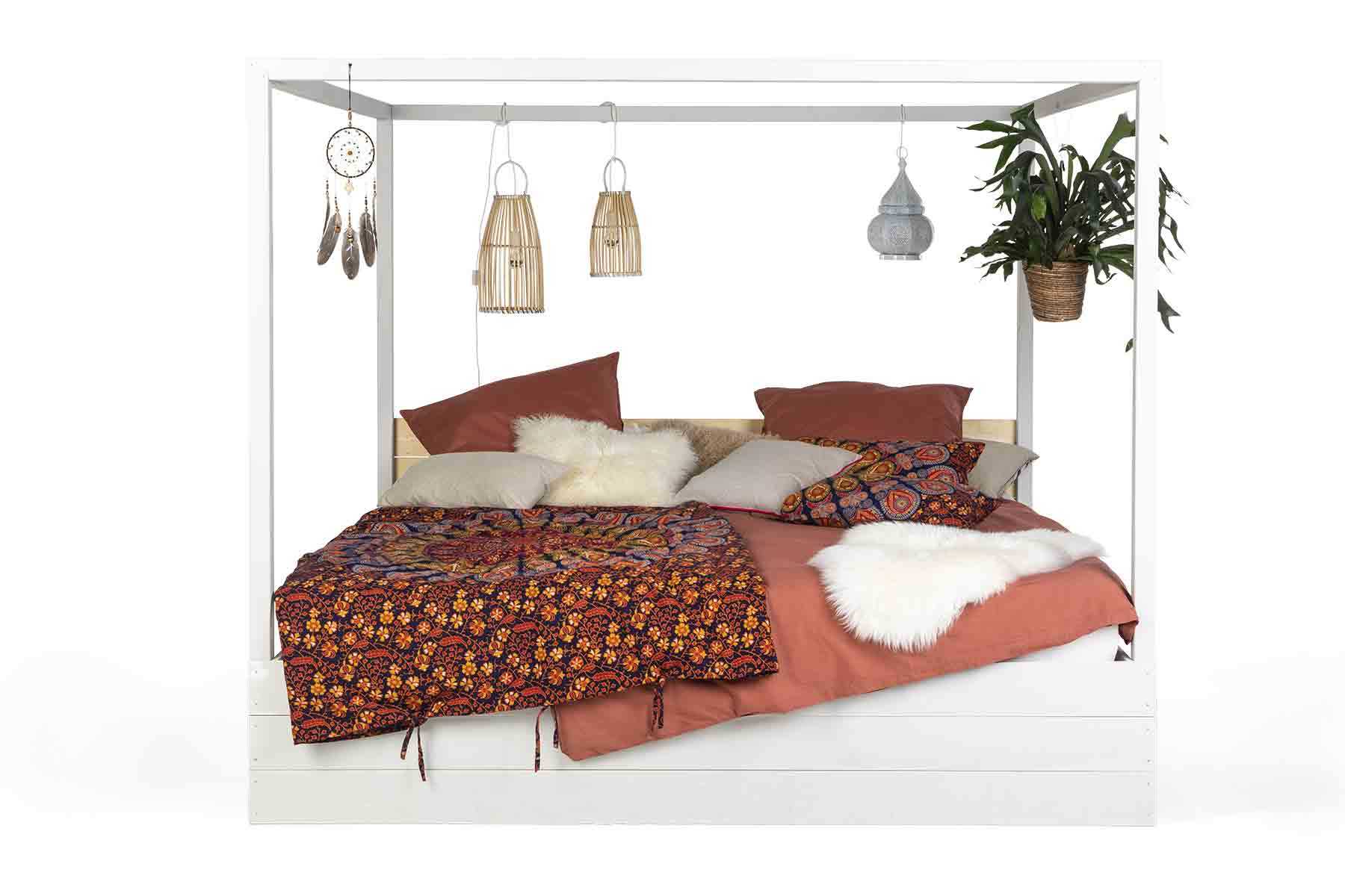 Frontansicht des aus Vollholz bestehenden Himmelbett Frieda in weiß mit Kopfteil.