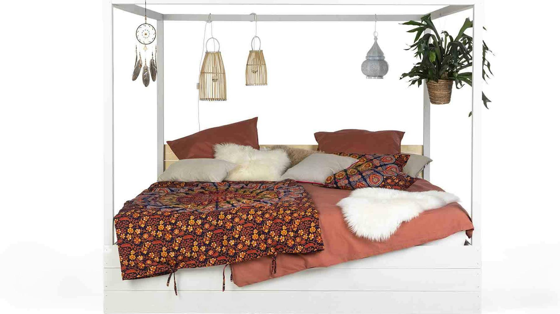 Frontansicht des aus Vollholz bestehenden Himmelbett Frieda in weiß mit Kopfteil.