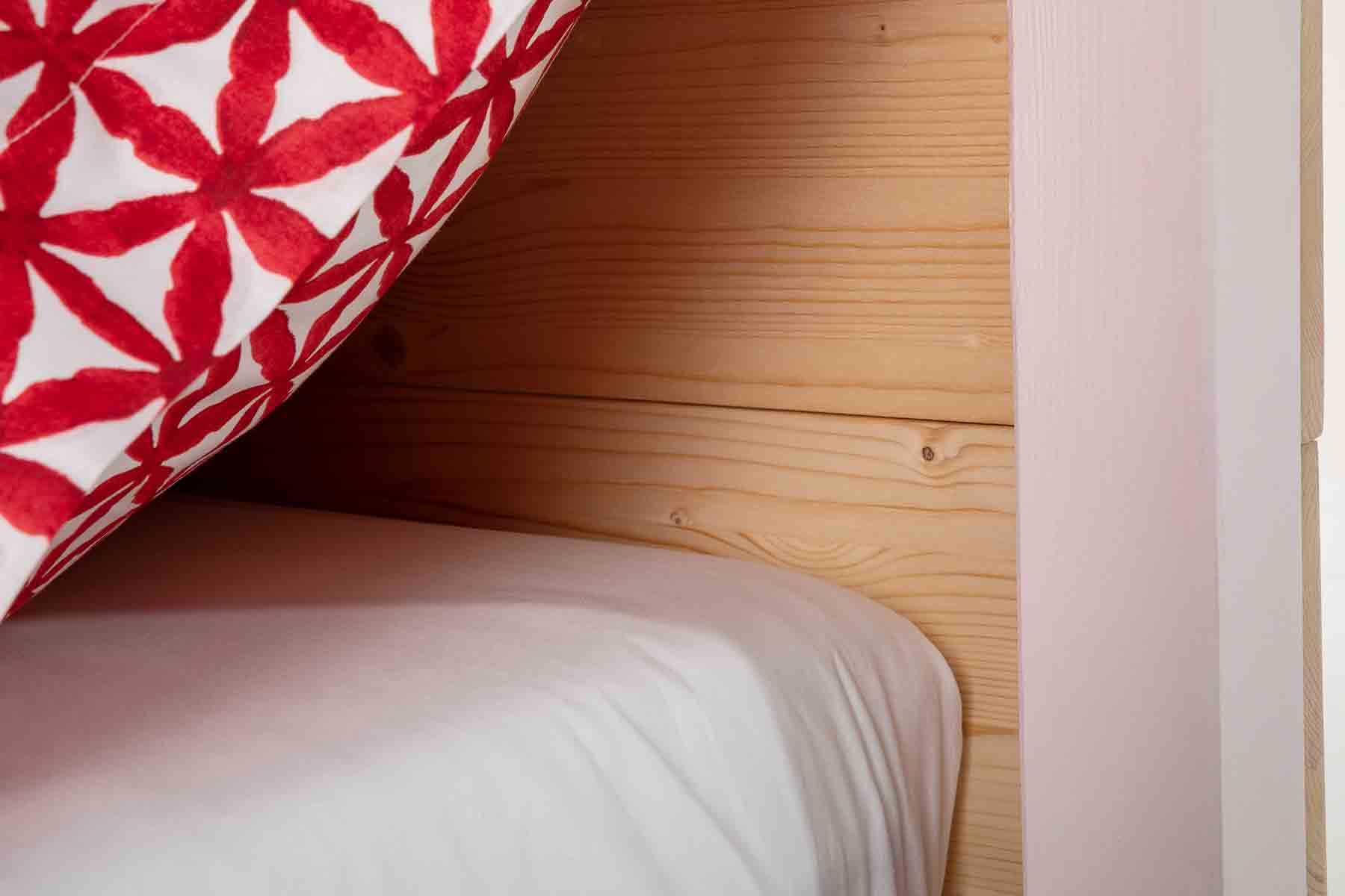 Im Himmelbett Frieda kannst du himmlische Träume erleben. Dieses Bett überzeugt nicht nur durch sein schönes Design, sondern auch durch die stabile Konstruktion. Du bestimmst deine Breite und kannst dich bei der Gestaltung mit Farben, Vorhängen und Dekoelementen voll austoben.