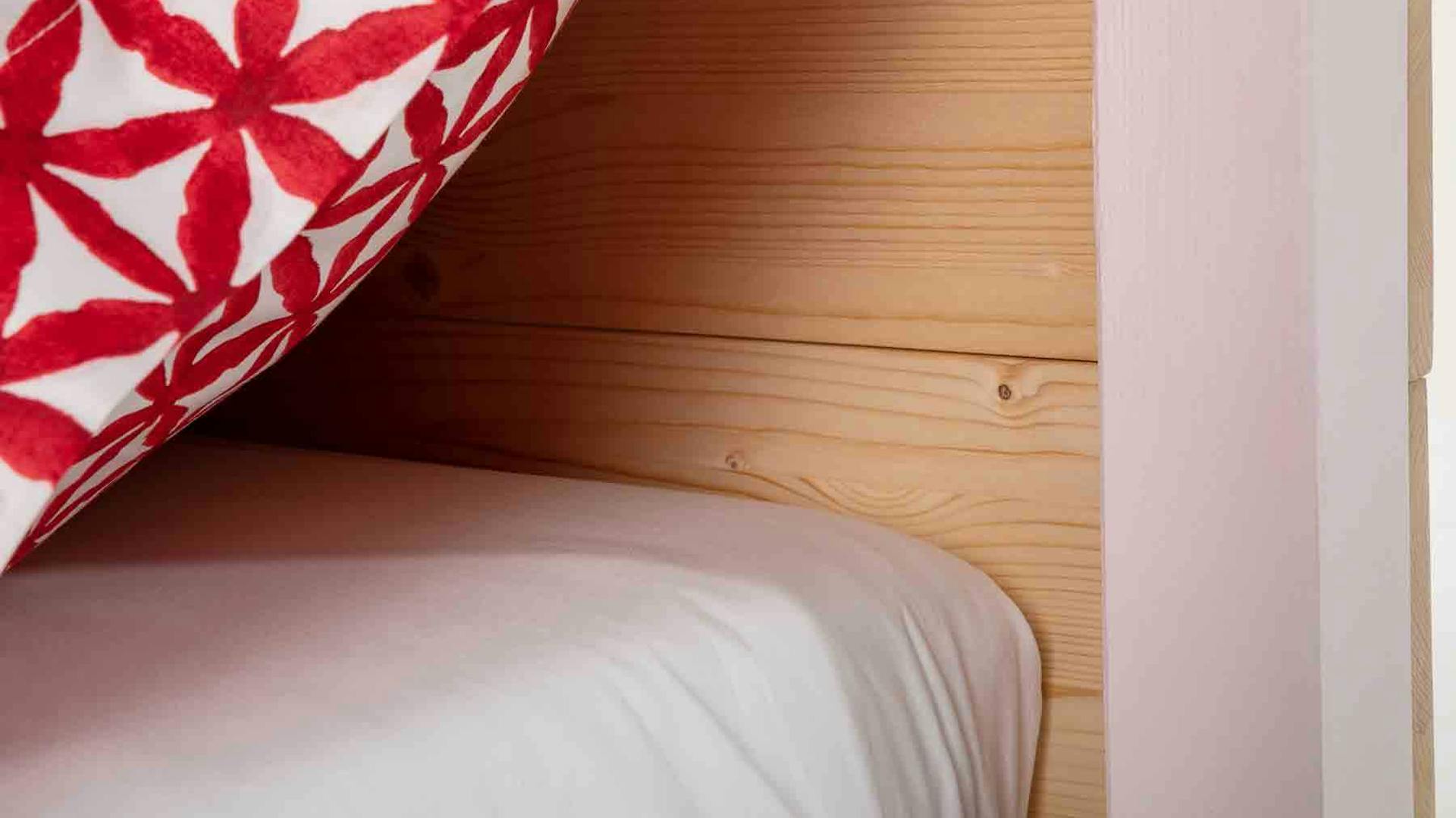 Im Himmelbett Frieda kannst du himmlische Träume erleben. Dieses Bett überzeugt nicht nur durch sein schönes Design, sondern auch durch die stabile Konstruktion. Du bestimmst deine Breite und kannst dich bei der Gestaltung mit Farben, Vorhängen und Dekoelementen voll austoben.