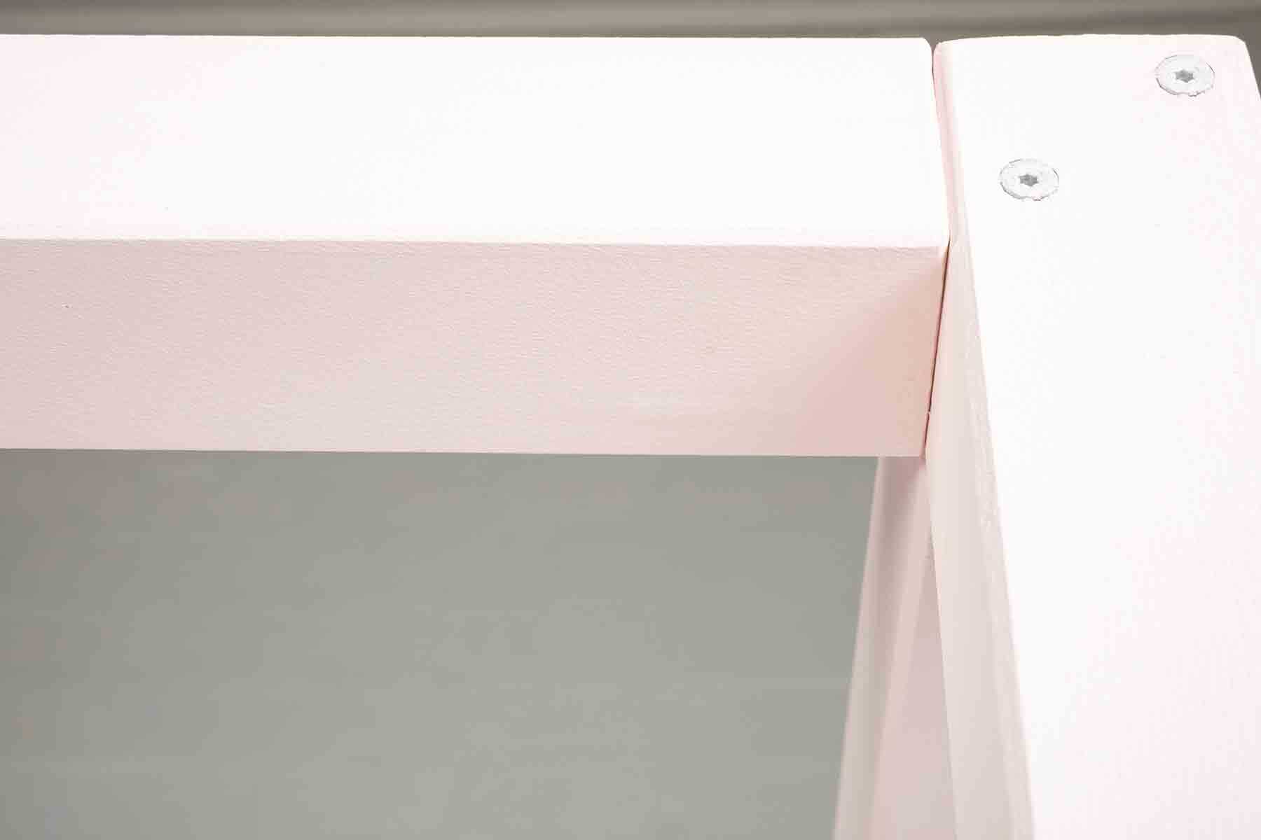 Im Himmelbett Frieda kannst du himmlische Träume erleben. Dieses Bett überzeugt nicht nur durch sein schönes Design, sondern auch durch die stabile Konstruktion. Du bestimmst deine Breite und kannst dich bei der Gestaltung mit Farben, Vorhängen und Dekoelementen voll austoben.