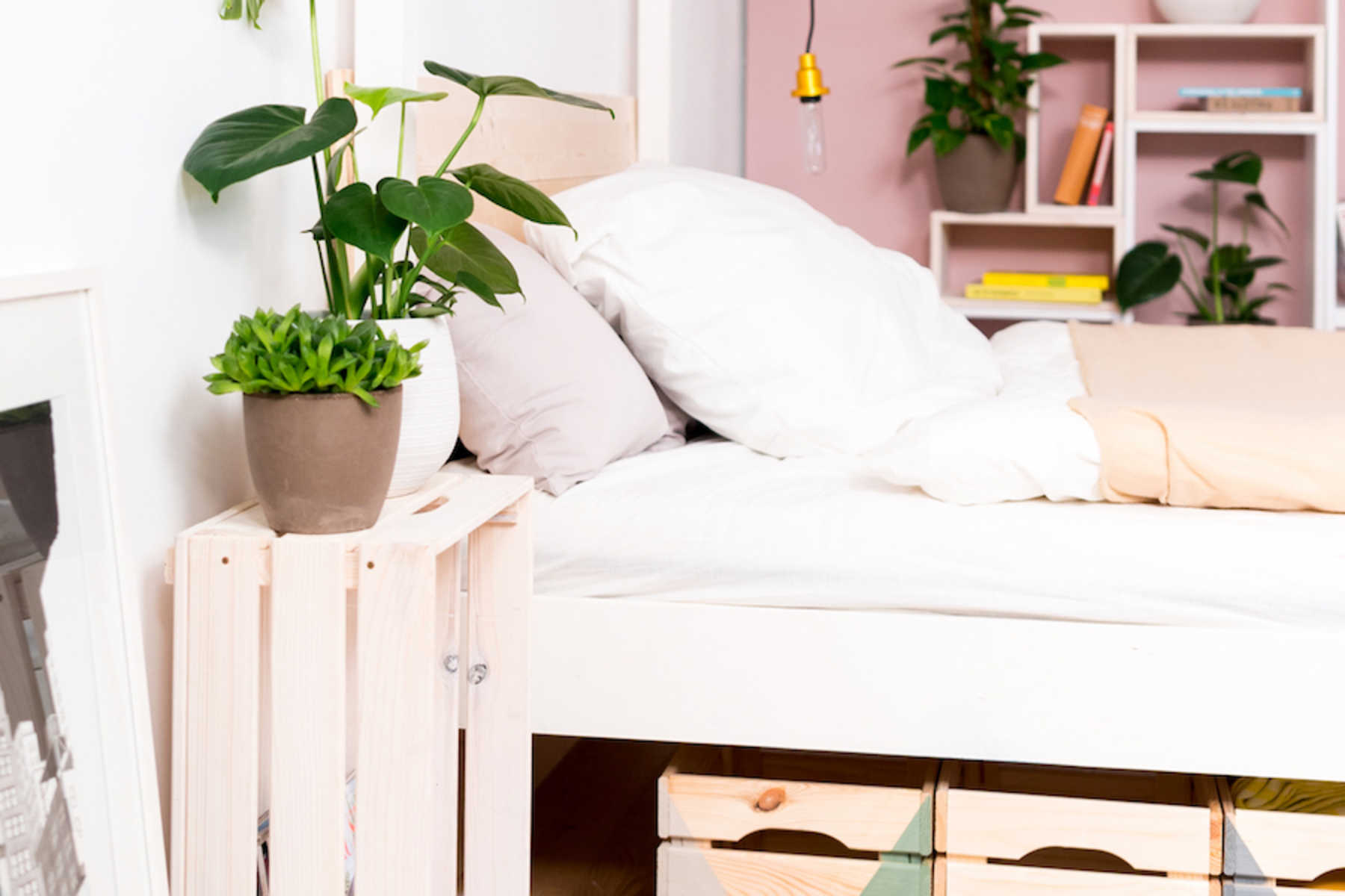 Im Himmelbett Frieda kannst du himmlische Träume erleben. Dieses Bett überzeugt nicht nur durch sein schönes Design, sondern auch durch die stabile Konstruktion. Du bestimmst deine Breite und kannst dich bei der Gestaltung mit Farben, Vorhängen und Dekoelementen voll austoben.