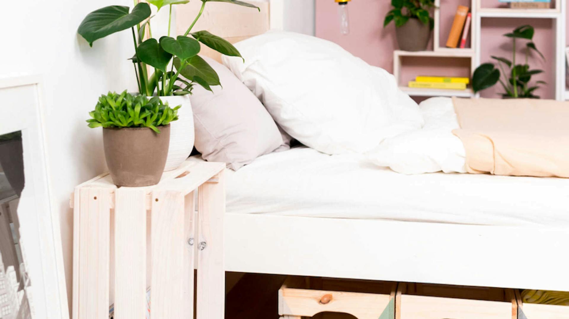 Im Himmelbett Frieda kannst du himmlische Träume erleben. Dieses Bett überzeugt nicht nur durch sein schönes Design, sondern auch durch die stabile Konstruktion. Du bestimmst deine Breite und kannst dich bei der Gestaltung mit Farben, Vorhängen und Dekoelementen voll austoben.