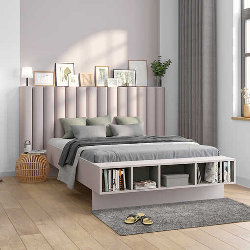 Bett Wilhelm, welches Wandkissen am Bettkopfteil hat, steht vor einer Wand die durch eine vorgehobene Farbfläche, die den Kopfteil des Bettes aufgreift, einen gesonderte Zone schafft.