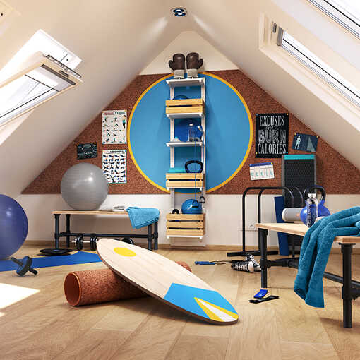 Ein heller Dachboden mit Dachschrägen auf beiden Seite, wo an der zentralen Wand eine große Korkwand, die sich über die ganze Länge zieht, und ein Steckregal.