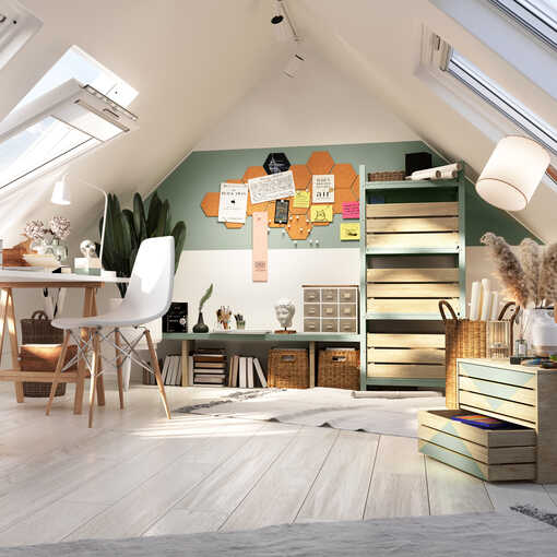 Ein heller Dachboden mit Dachschrägen auf beiden Seite, wo an der zentralen Wand eine Pinnwand aus vielen Korkhexagonen hängt und Regal Schubfach in der Ecke steht.