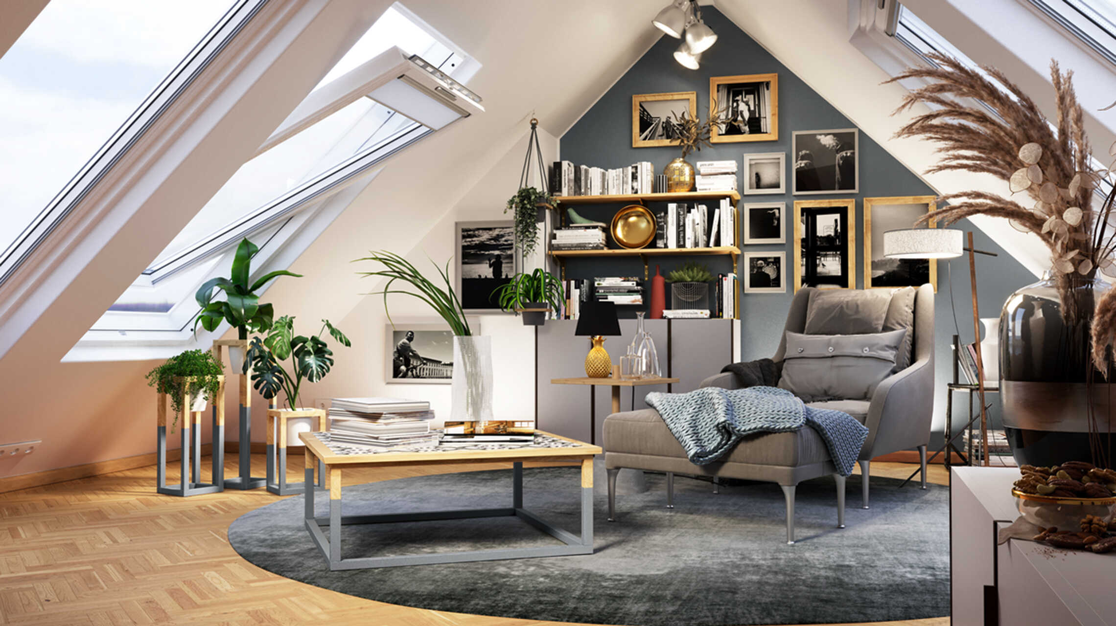 Ein heller Dachboden mit Dachschrägen auf beiden Seite, wo mittig im Raum ein großer runder Teppich liegt auf dem ein Sessel und ein Couchtisch darauf stehen.