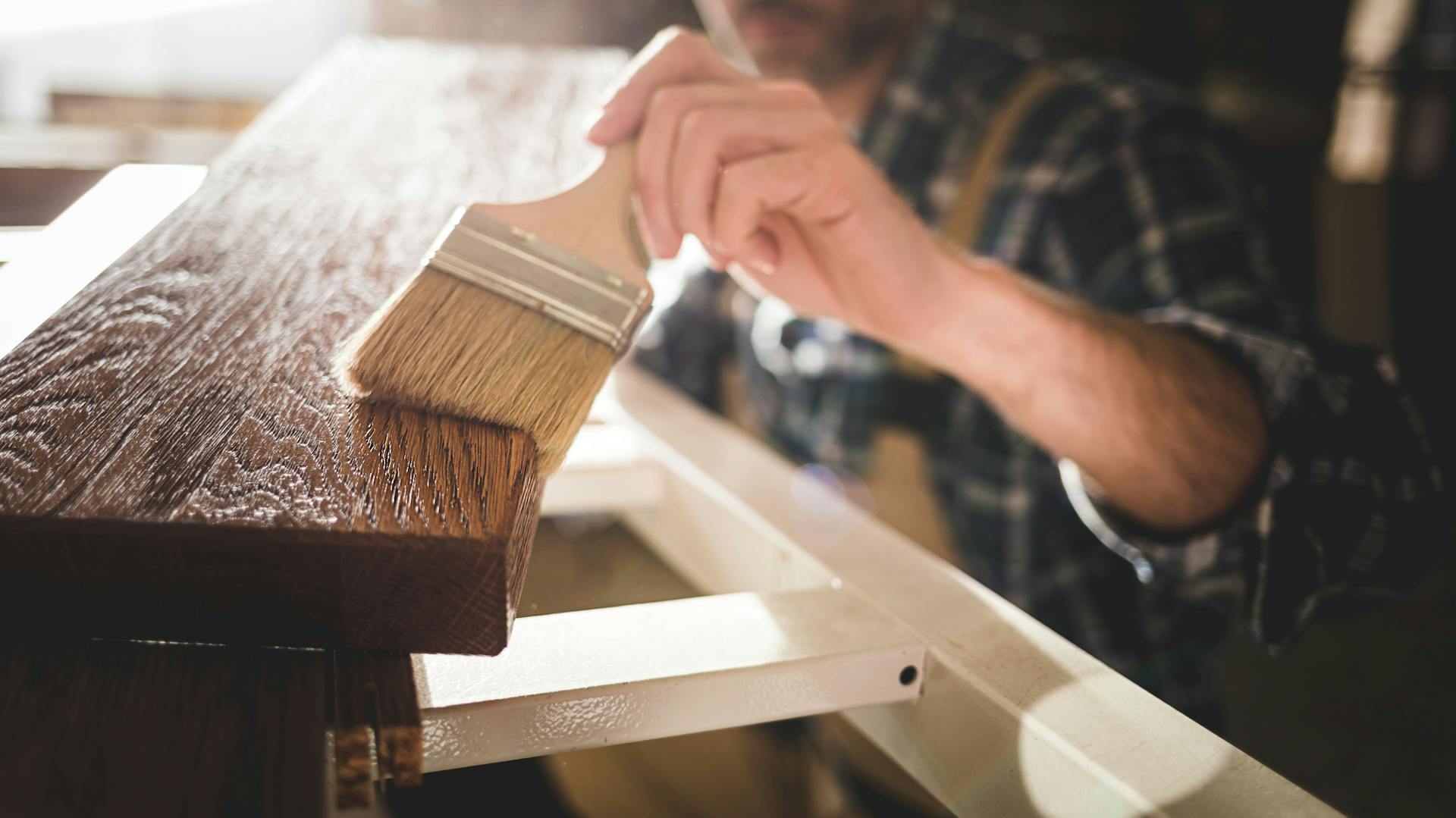 Mann streicht altes Holz