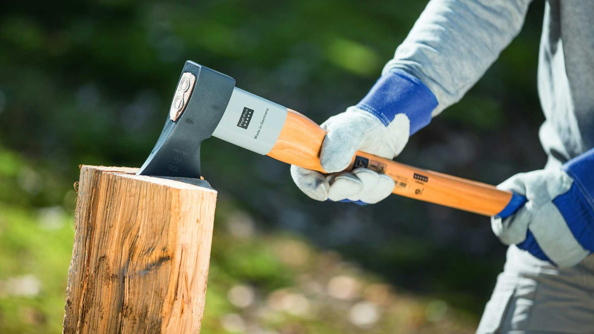 Mann spaltet Holz mit der Axt