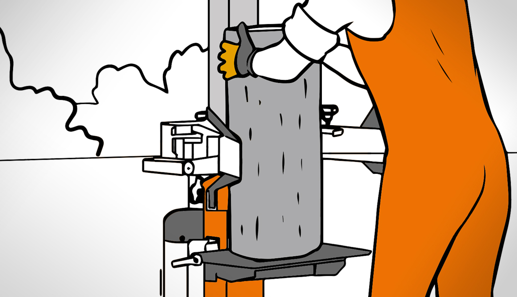 Heimwerker stellt Holzstück längs in den Holzspalter.