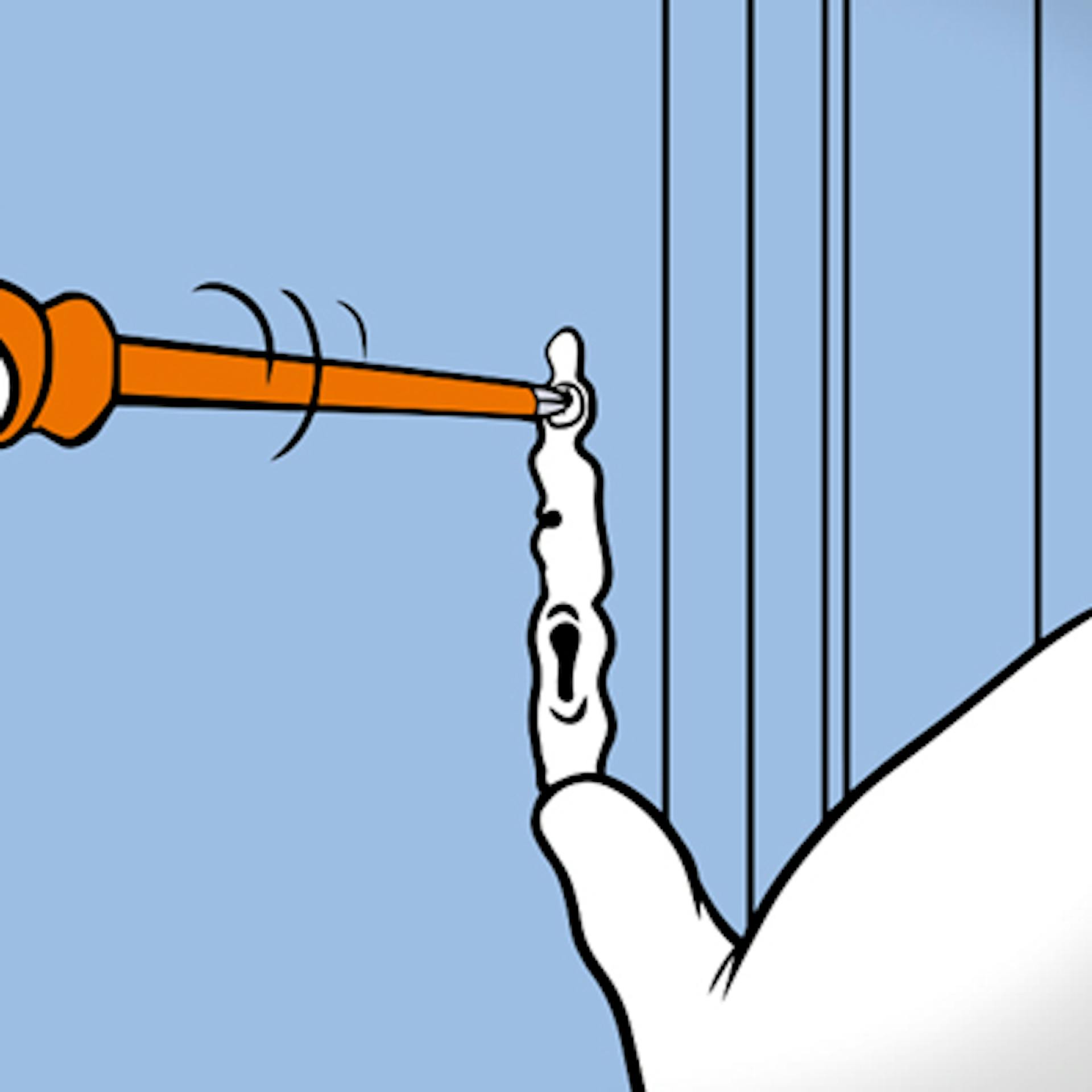 Mit einem Schrauberdreher wird ein Beschlag auf Holz montiert